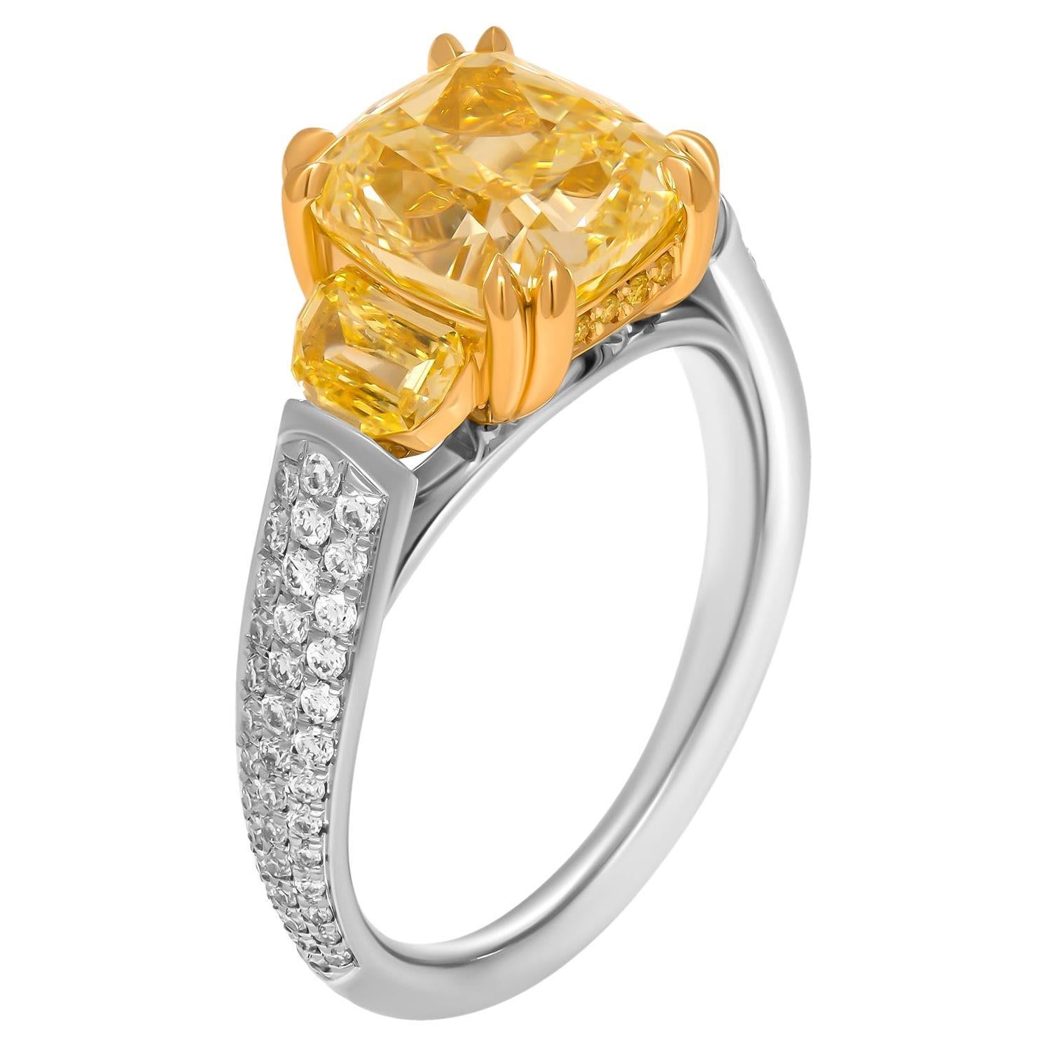 GIA-zertifizierter 3-Stein-Ring mit 4,04 Karat ausgefallenem gelbem VVS2-Kissenschliff im Angebot
