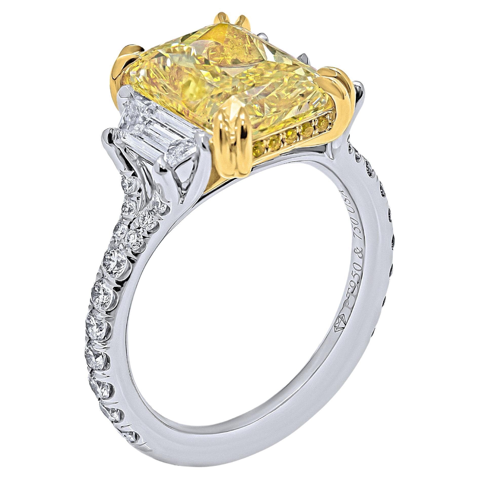 Bague à 3 pierres fantaisie jaune intense taille radiant de 5,02 carats certifiée par le GIA