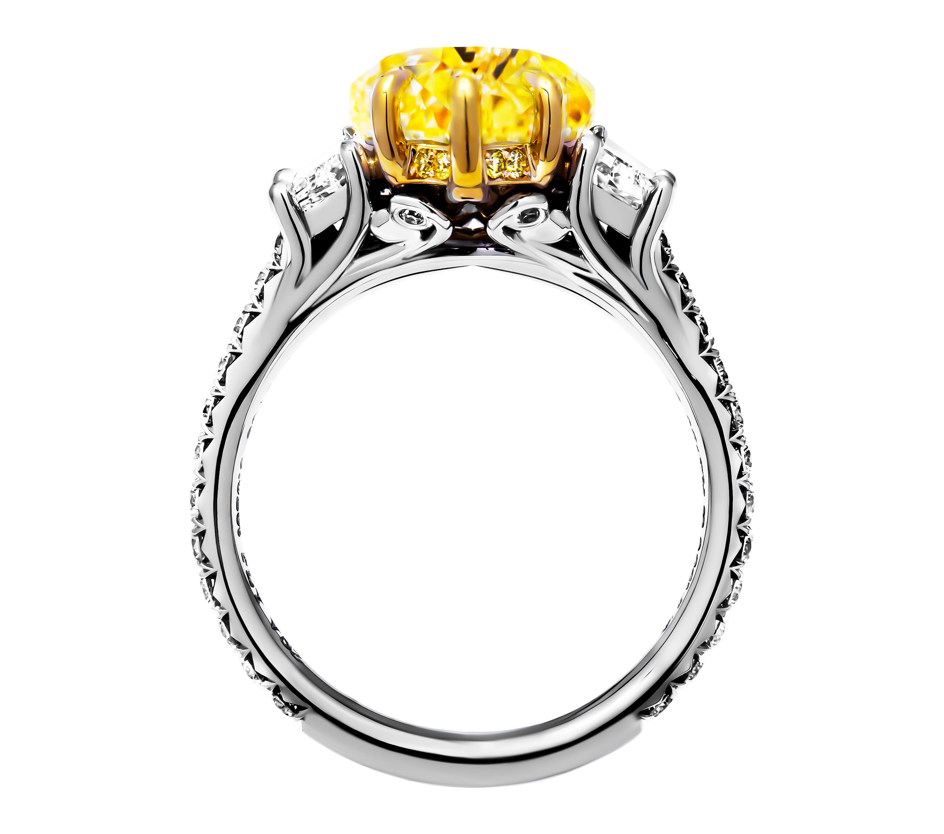 ntroduction de notre exquise bague à 3 pierres en platine 950 et or jaune 18 carats, véritable témoignage d'une élégance et d'une sophistication intemporelles. Cette magnifique bague est ornée en son centre d'un magnifique diamant poire de 5,02