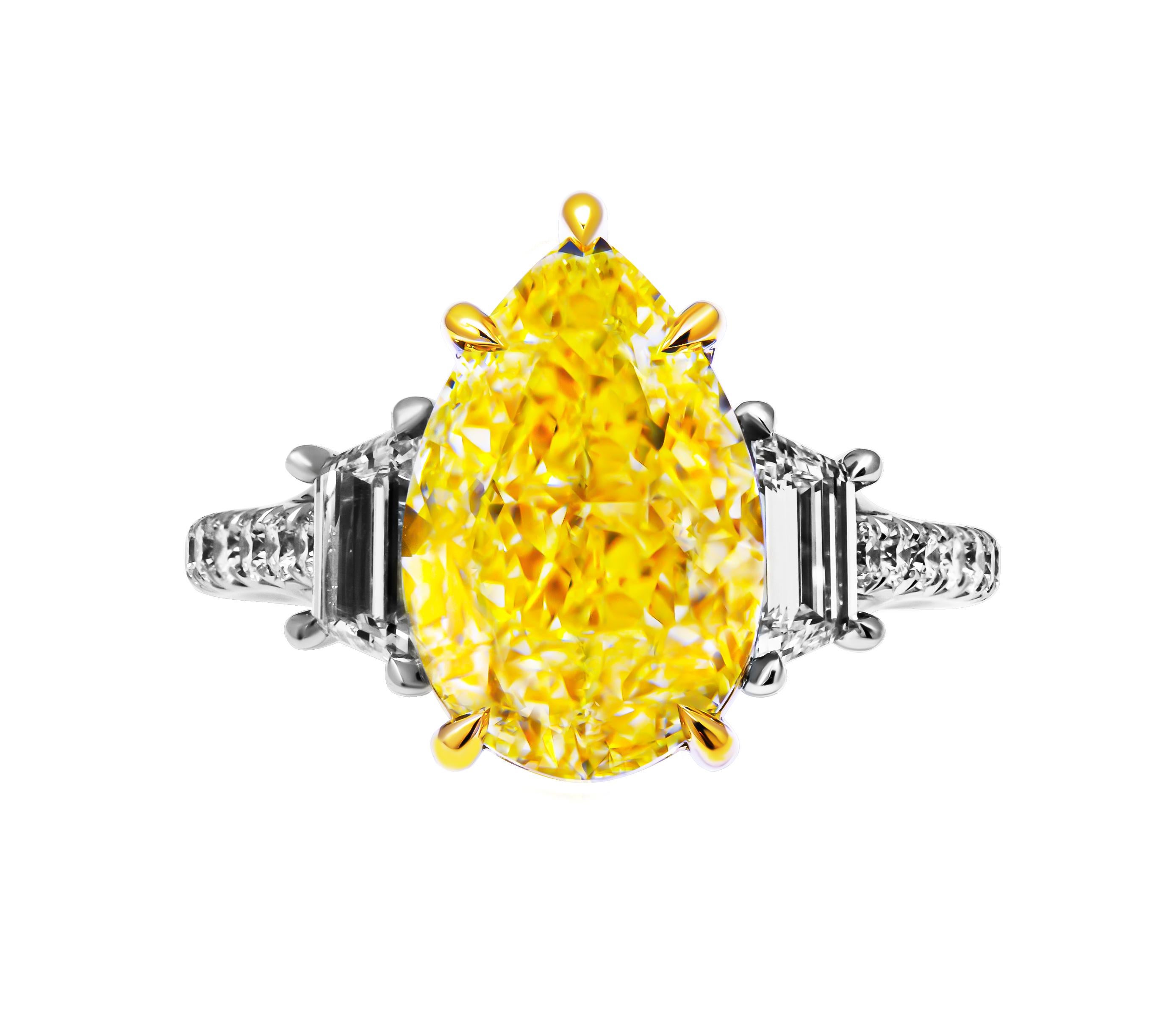 Moderne Bague à 3 pierres avec diamant jaune clair fantaisie en forme de poire de 5,02 carats certifié GIA en vente