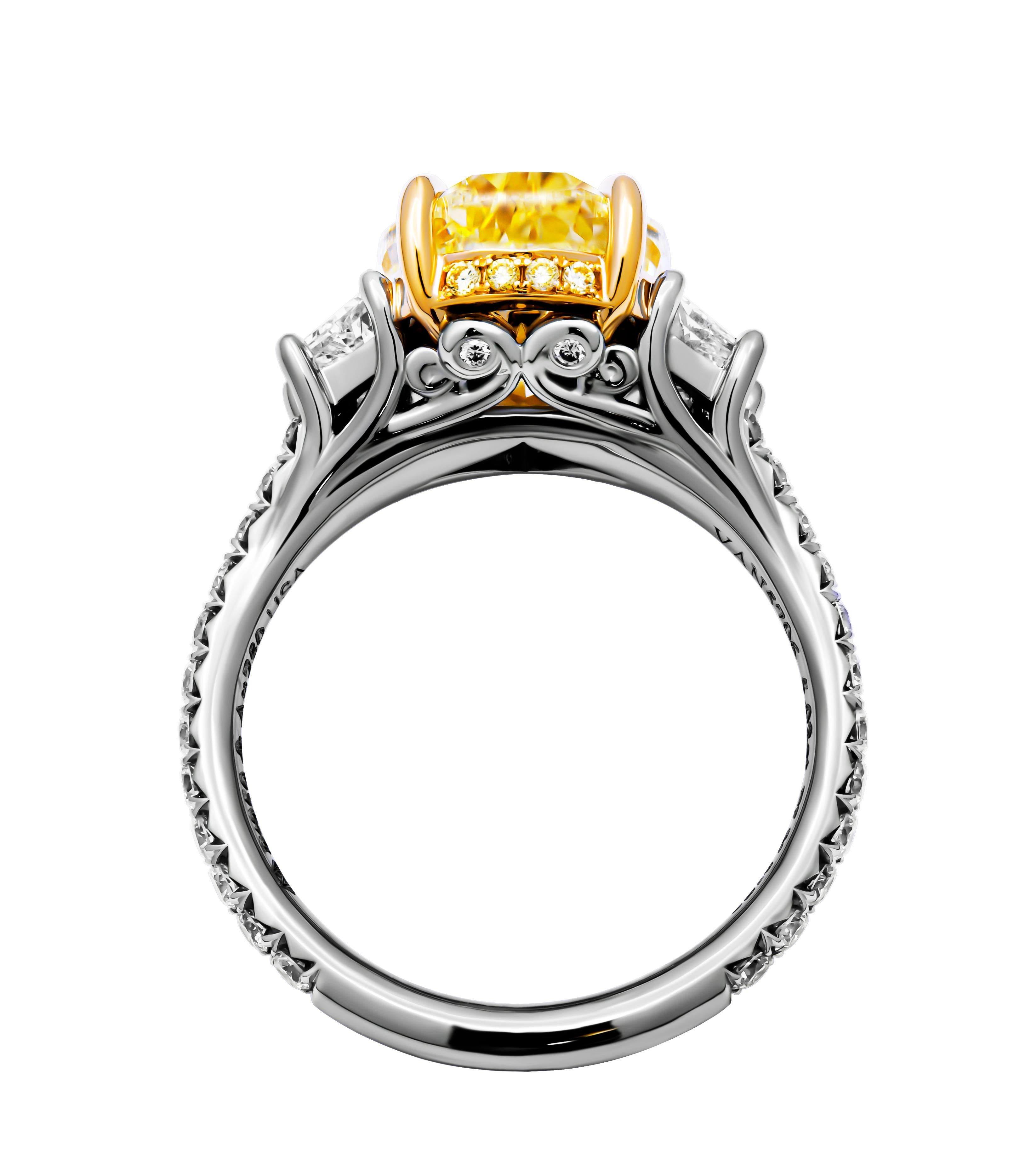 Bague à 3 pierres avec diamant jaune clair fantaisie en forme de poire de 5,02 carats certifié GIA Neuf - En vente à New York, NY