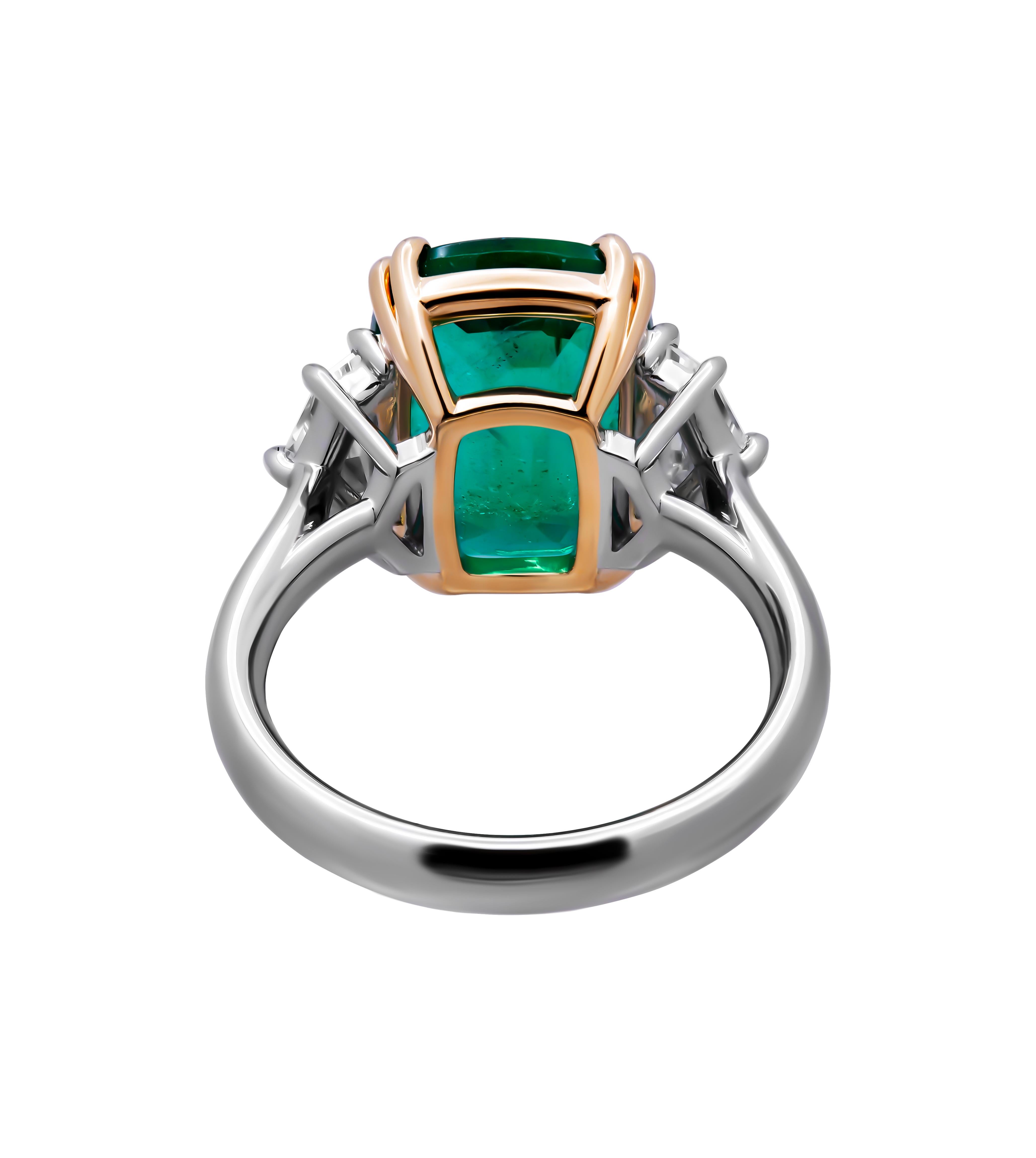 GIA Certified 3 stone ring with 5.03ct Green Emerald Cushion Cut In New Condition For Sale In New York, NY