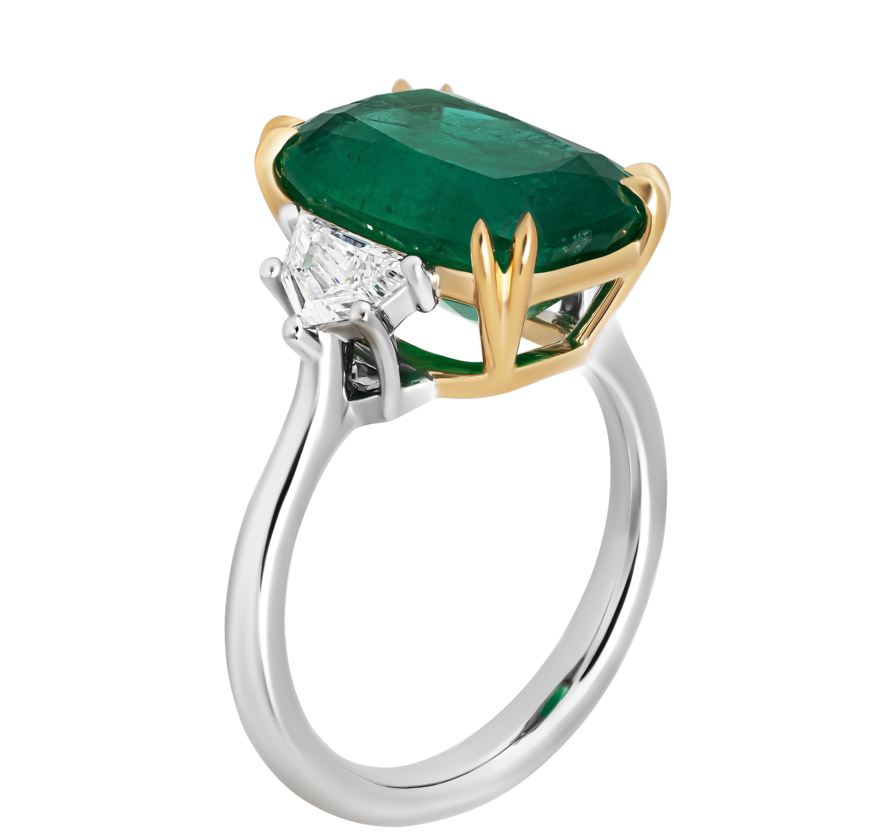 Anello certificato GIA con 3 pietre e smeraldo verde taglio cuscino da 6,28 carati
Montato in Plat e oro giallo 18k 

Pietre laterali certificate GIA:
0,30ct D VVS1 GIA#6472293161 Diamante Cadillac
0,30ct D VVS1 GIA#1479400460 Diamante Cadillac

Il