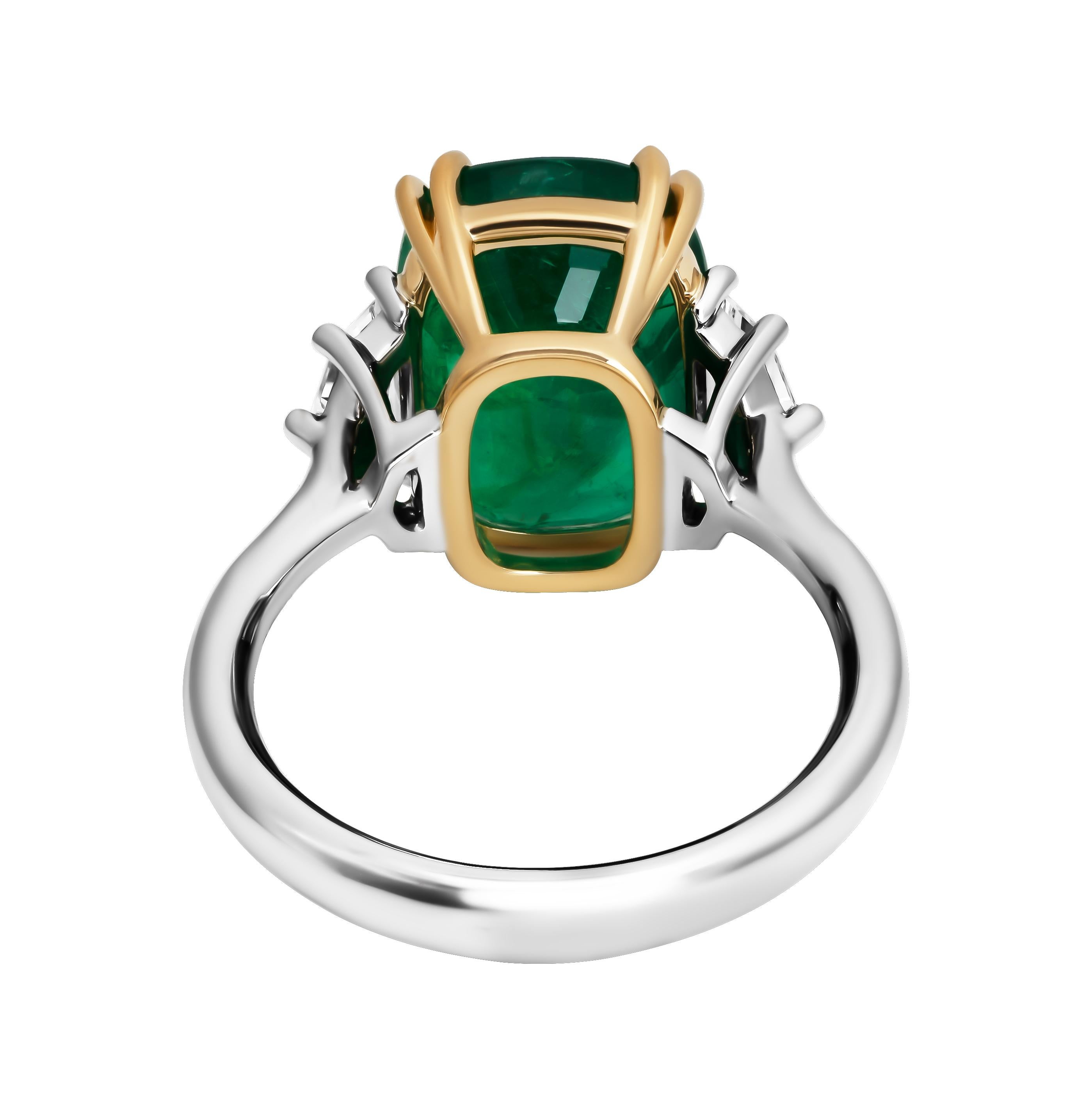 Moderno Anello certificato GIA con 3 pietre e smeraldo verde taglio cuscino da 6,28 carati in vendita
