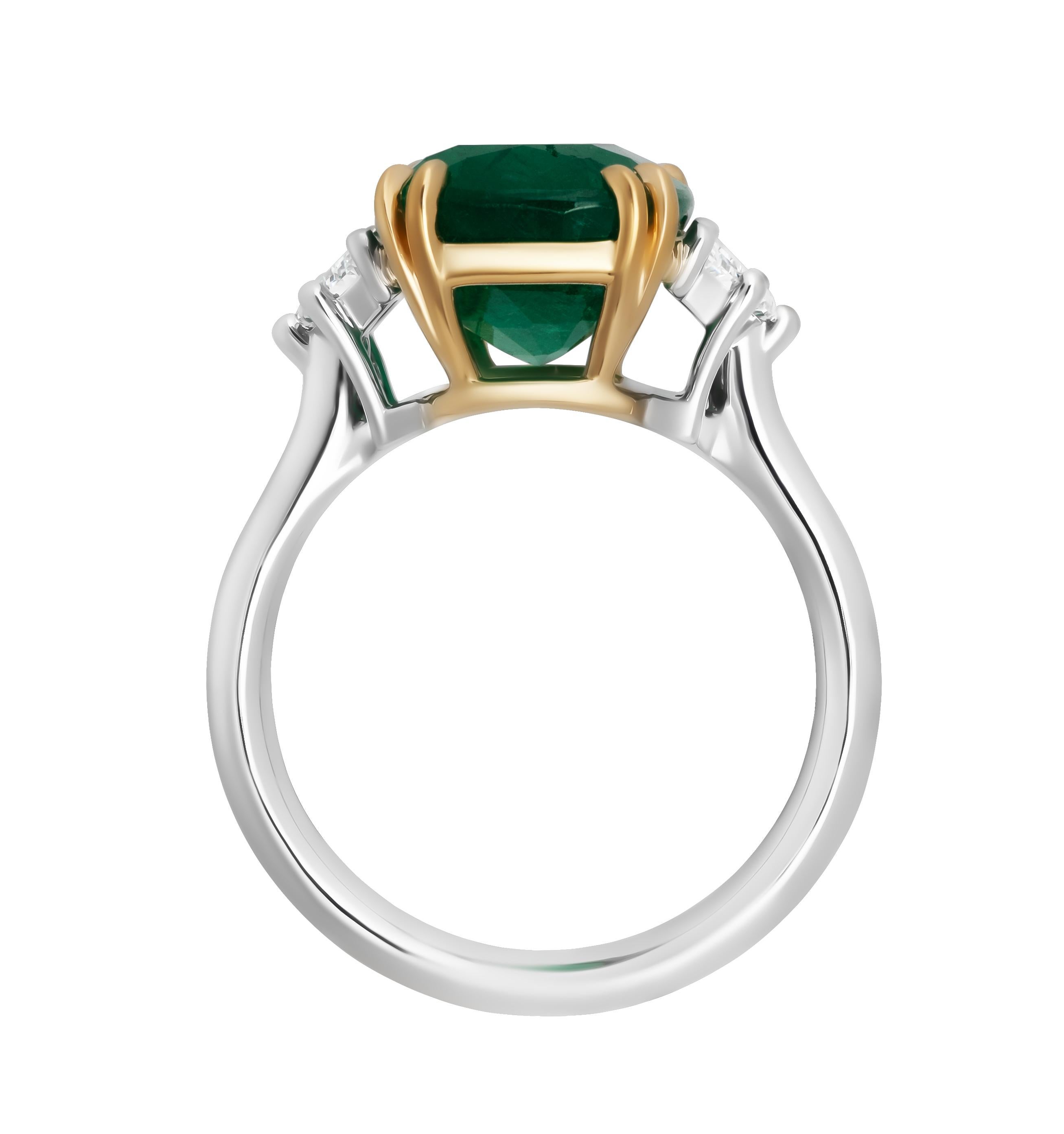 Taglio cuscino Anello certificato GIA con 3 pietre e smeraldo verde taglio cuscino da 6,28 carati in vendita