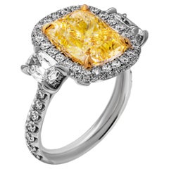 GIA-zertifizierter 3 Steinring mit 6,31 Karat Fancy Hellgelbem Diamanten im Kissenschliff