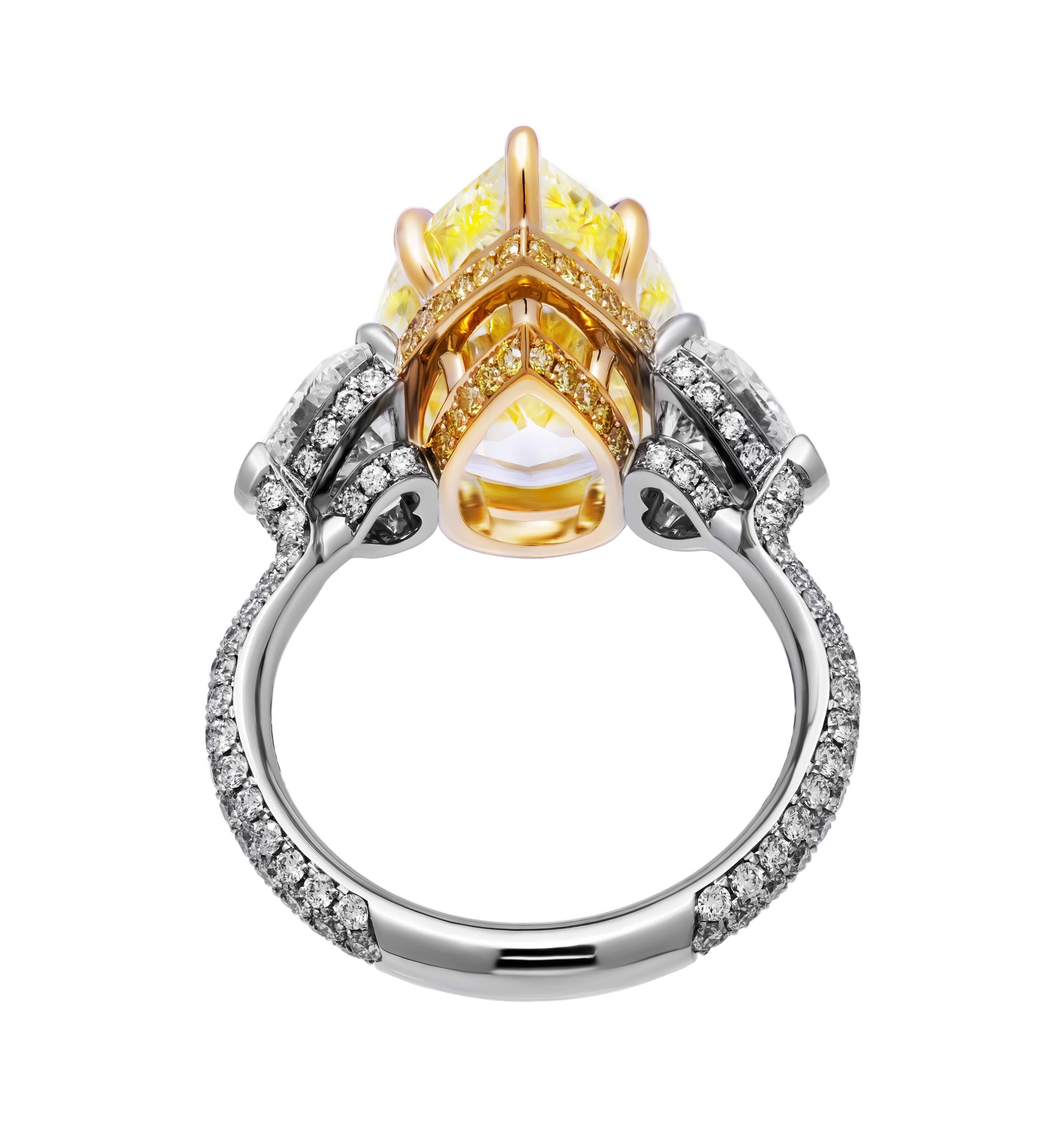 Taille poire Bague à 3 pierres avec diamant jaune fantaisie en forme de poire de 7,78 carats certifié GIA en vente