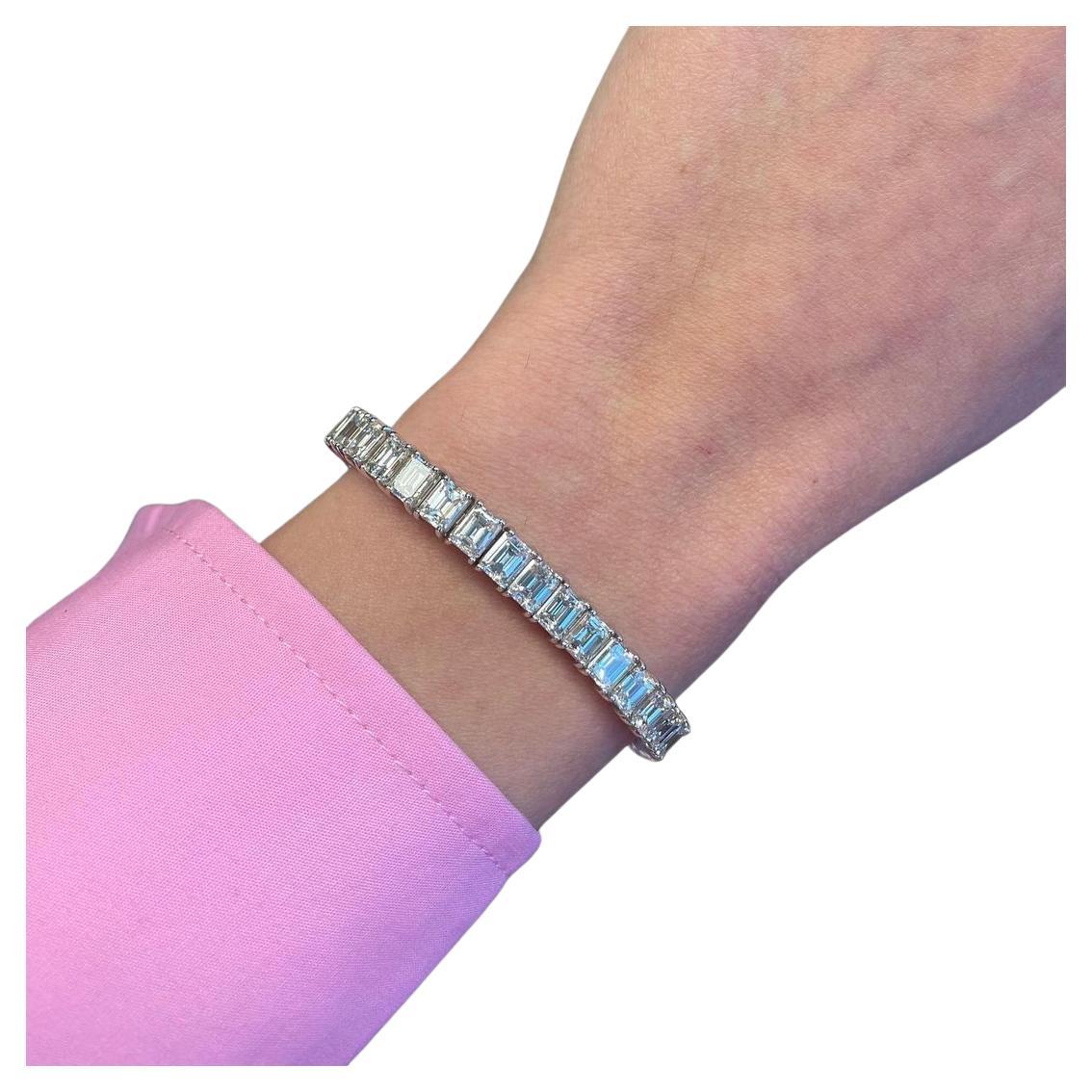 Ein exquisites Tennisarmband aus Platin mit doppelter Korbfassung (38) Diamanten im Smaragdschliff.
das Gesamtgewicht der Diamanten beträgt 30 Karat