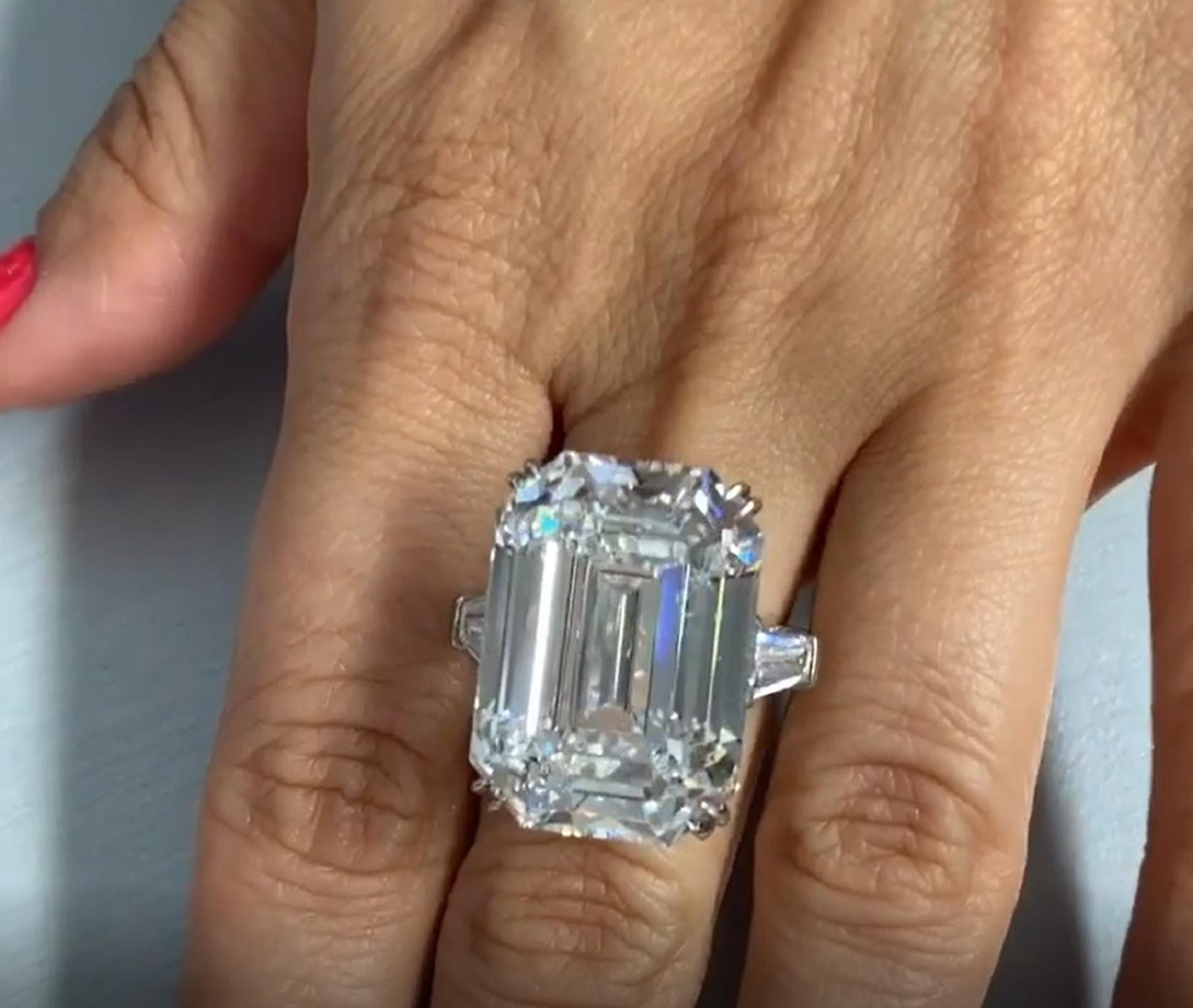 An exquisite 30 carat flawless emerald cut diamond with two tapered baguette diamonds
color is F
clarity is VVS1
Excellent polish
Excelelnt symmetry
None Fluorescence 
20 mm!