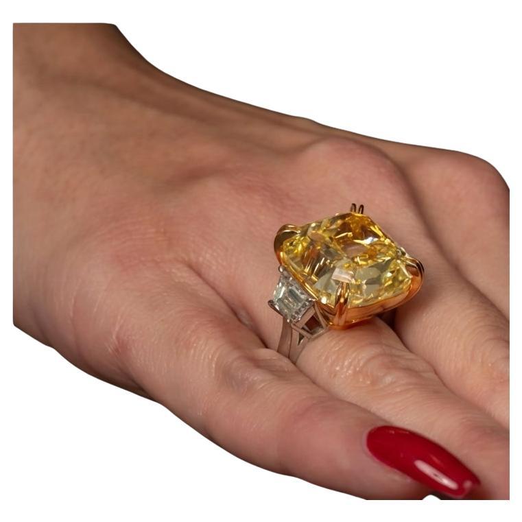 Certifié par le Gemological Institute of America, cet exceptionnel diamant Cushion Modified Brilliant de 30 carats figure parmi les plus beaux diamants jaunes naturels au monde.

Une qualité sans compromis

Poids en carats : 30.04 carats

Catégorie