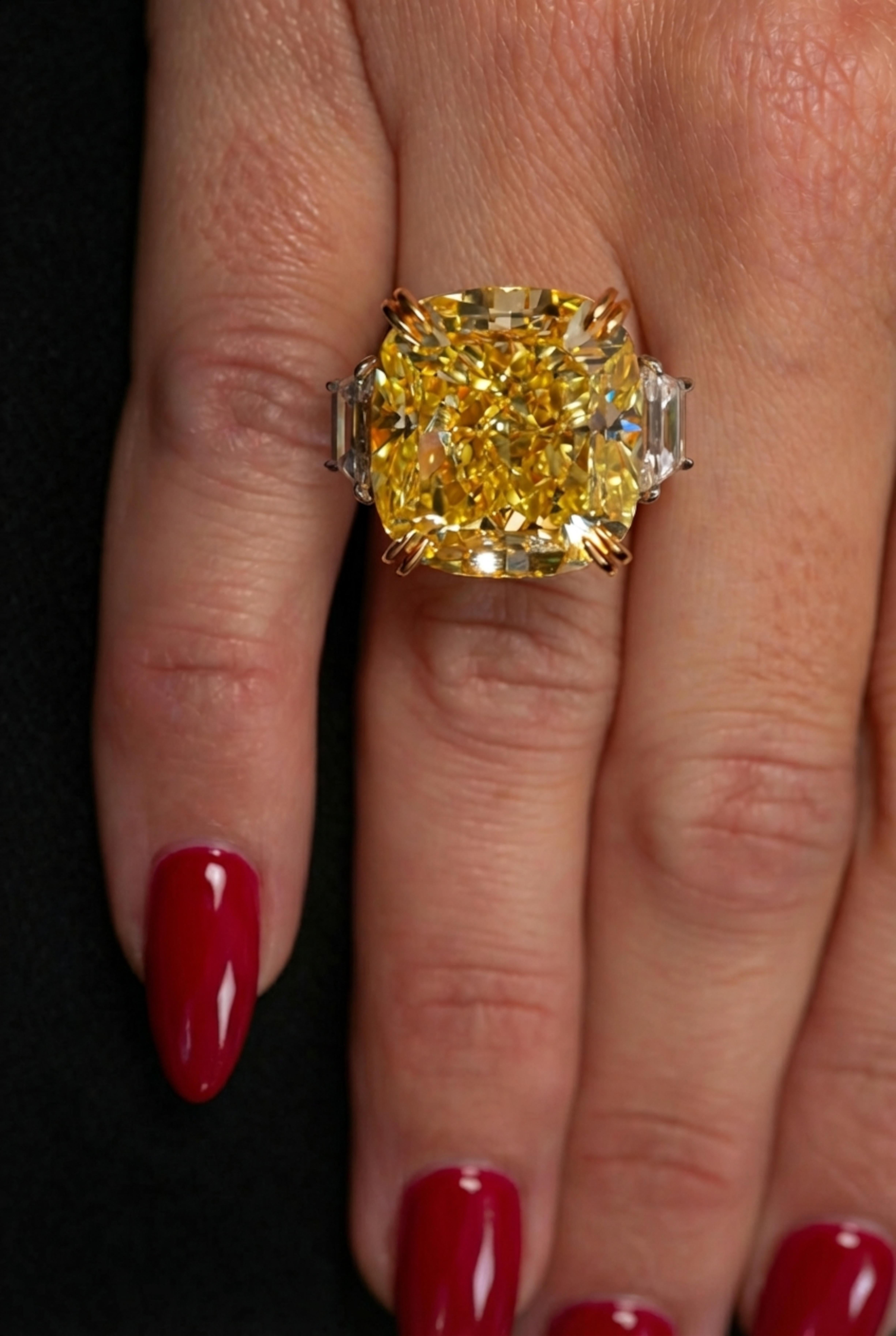 Contemporain Bague à diamant coussin certifié GIA 30 carats Fancy Vivid Yellow en vente