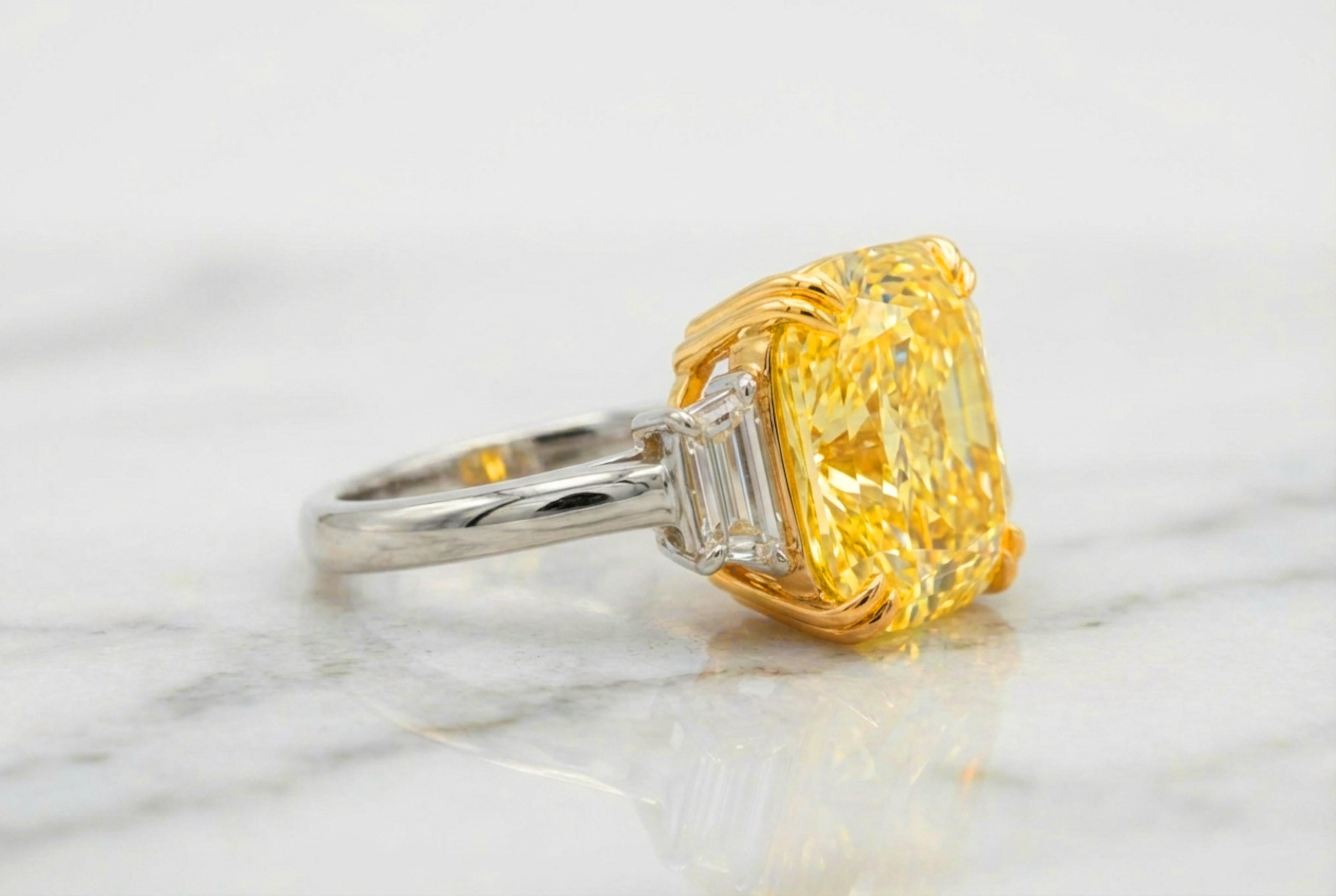 Taille coussin Bague à diamant coussin certifié GIA 30 carats Fancy Vivid Yellow en vente