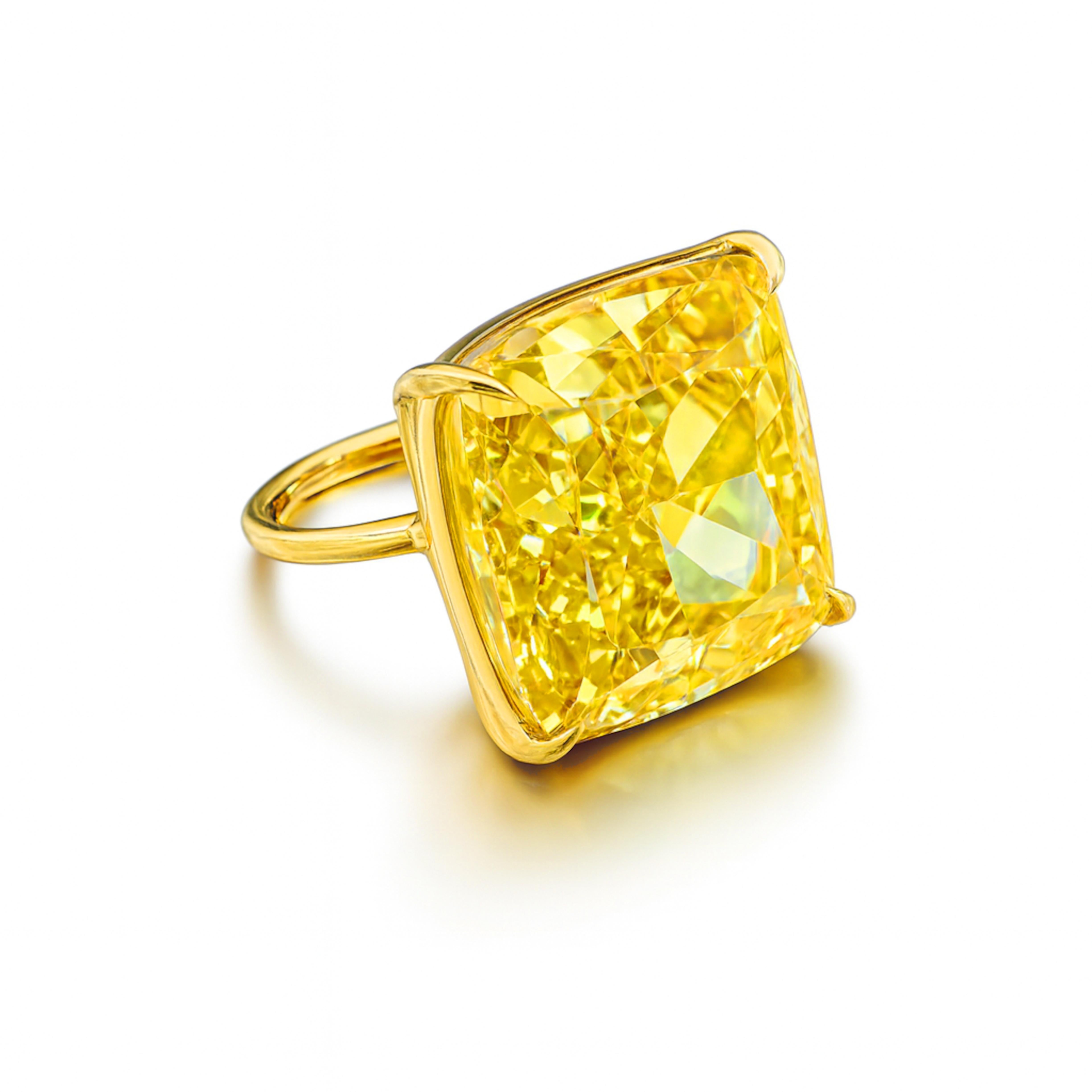 Bague en or jaune 18 carats certifiée GIA et ornée d'un diamant jaune fantaisie taille coussin de 30 carats

Une déclaration époustouflante de rareté et d'élégance. Cette bague extraordinaire est ornée d'un diamant coussin certifié GIA de 30,00