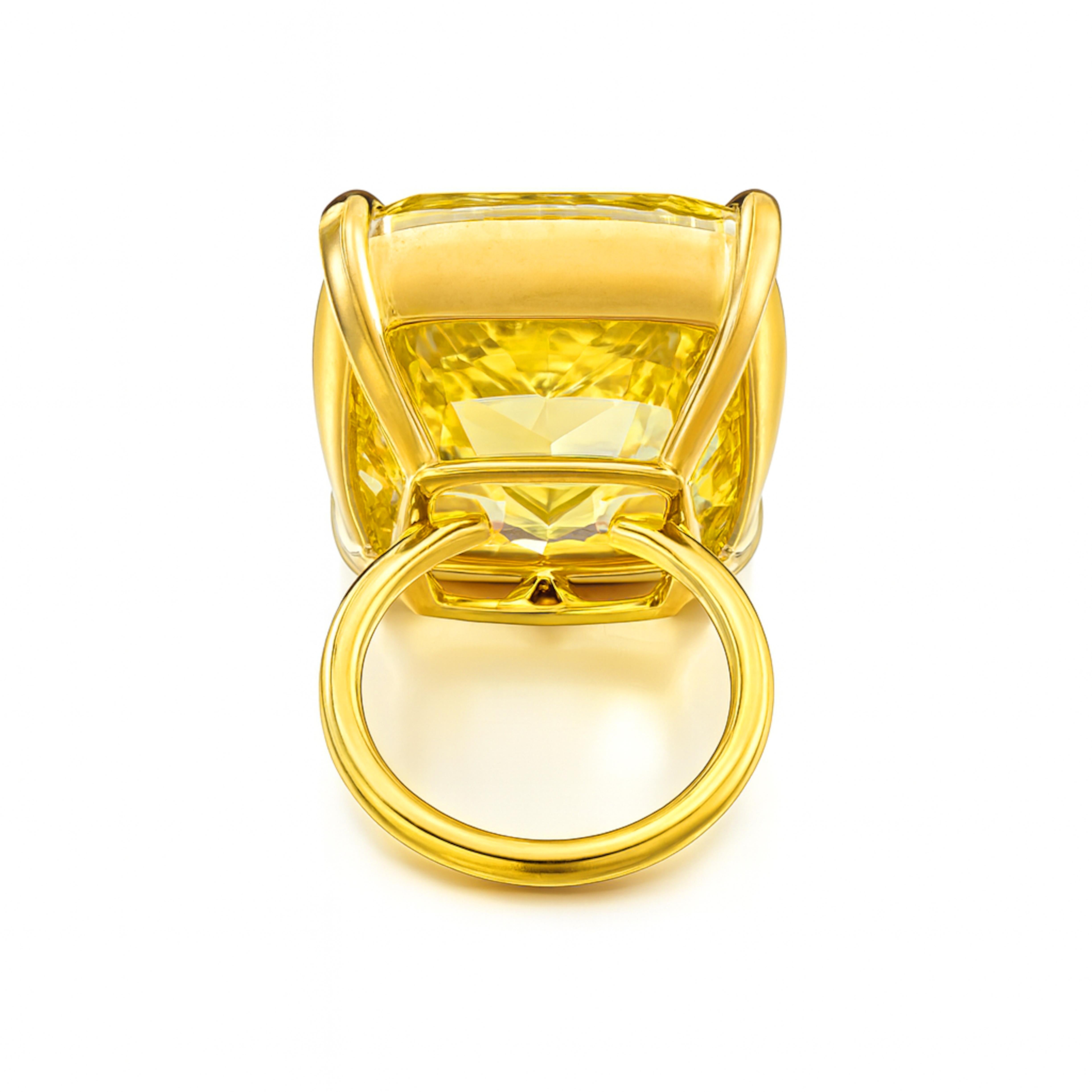 Bague en diamant jaune fantaisie taille coussin certifiée GIA de 30 carats Unisexe en vente
