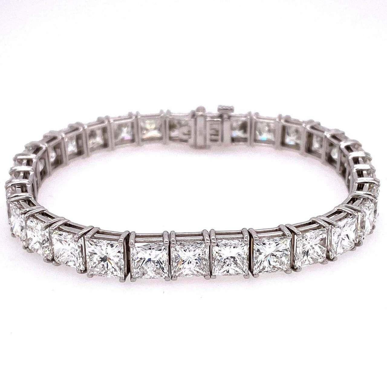 GIA-zertifiziertes 30 Karat Diamant-Tennisarmband mit rundem Brillantschliff, je 1 Karat (Carréschliff) im Angebot