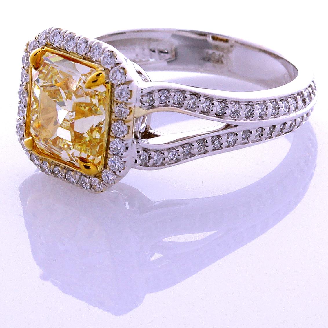 GIA Certified 3.00 Carat Asscher Cut Natural Fancy Yellow VVS2 18K Gold Ring In New Condition For Sale In New York, NY