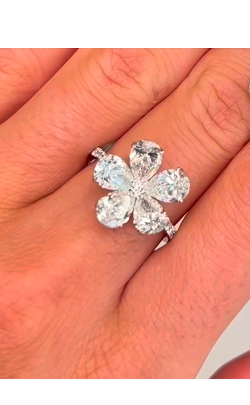 GIA Certified 3.00 Carat Diamonds Flowers Ring In New Condition For Sale In Massafra, IT