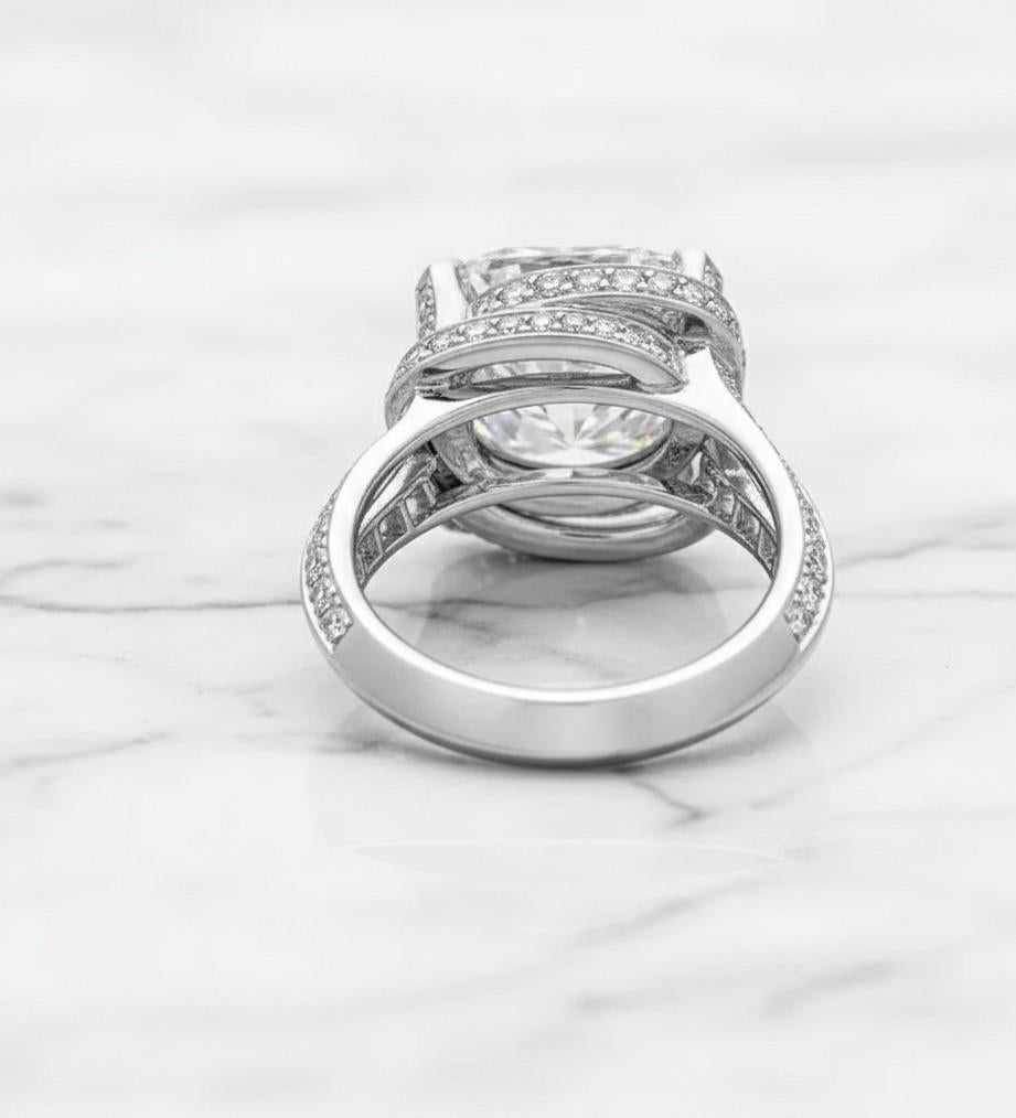 Anello con diamante a cuscino certificato GIA da 3,00 carati di colore E VS1 con doppio pavé in vendita 1