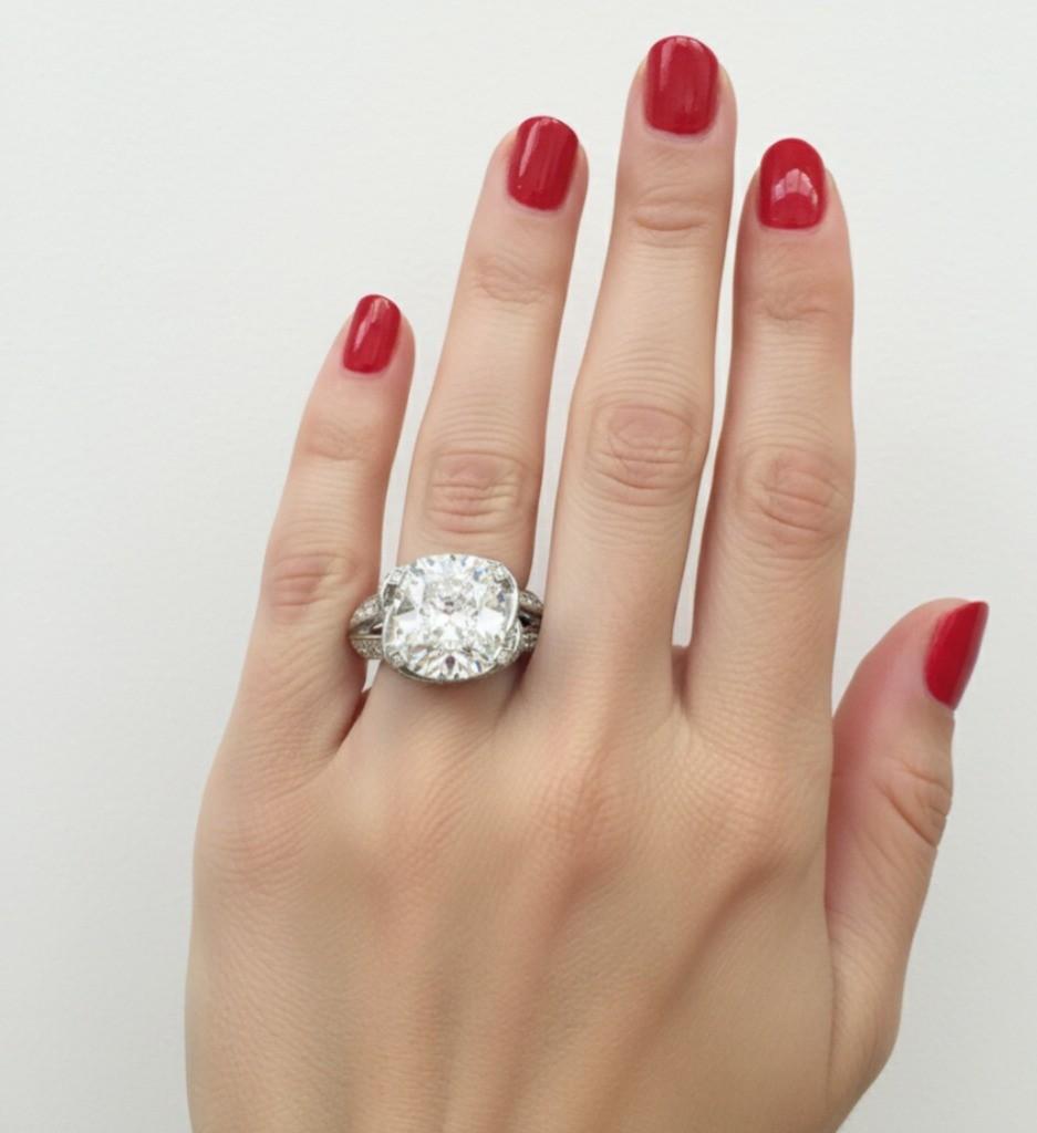 Taglio cuscino Anello con diamante a cuscino certificato GIA da 3,00 carati di colore E VS1 con doppio pavé in vendita