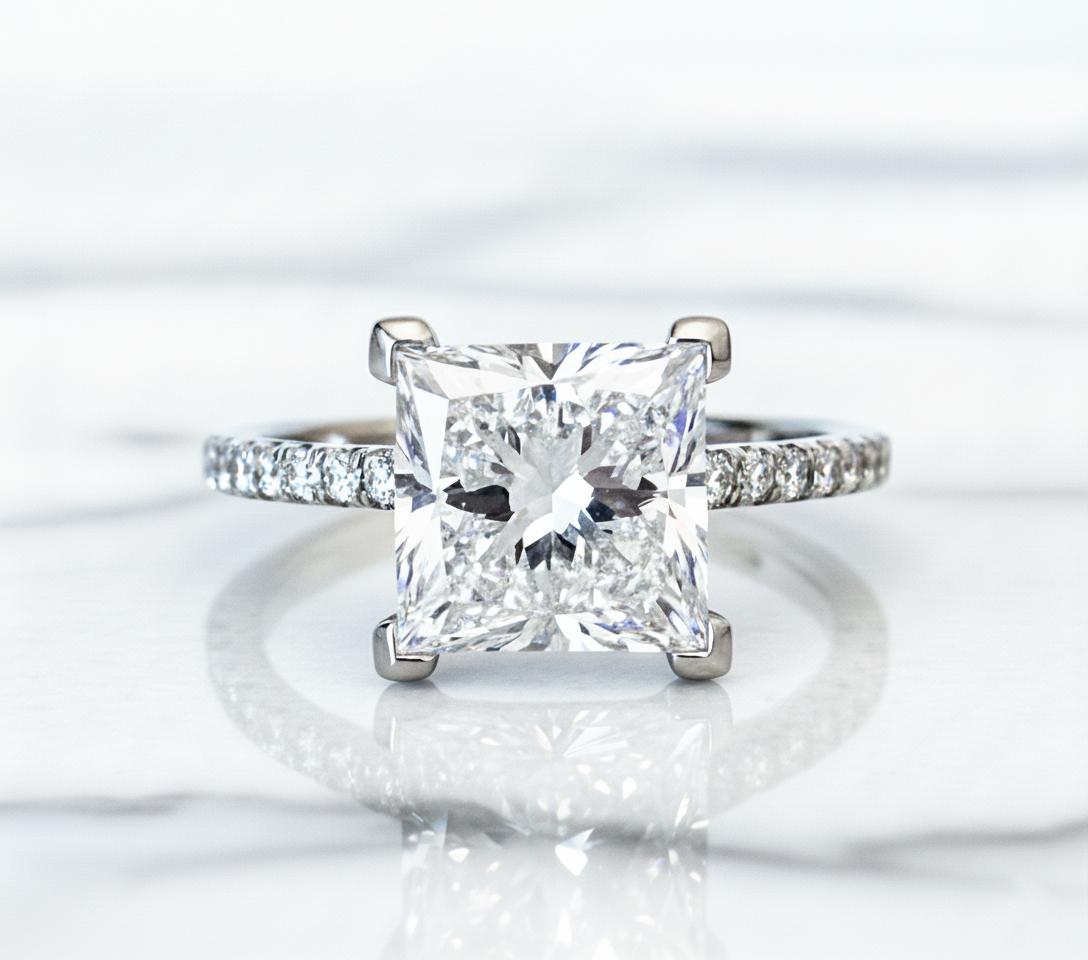 Symbole époustouflant d'élégance et de raffinement, cette bague met en valeur un diamant taille princesse de 3,00 carats certifié par le GIA, de couleur E et de pureté VS1 - une combinaison vraiment rare de taille, de brillance et de pureté.

Le