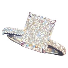 Anillo de compromiso de diamantes talla radiante de 3,00 quilates E VS1 certificado por GIA en oro de 18 quilates