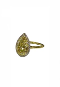 Bague sertie d'un diamant certifié GIA de 3,00 carats, de forme poire allongée, de couleur jaune fantaisie
