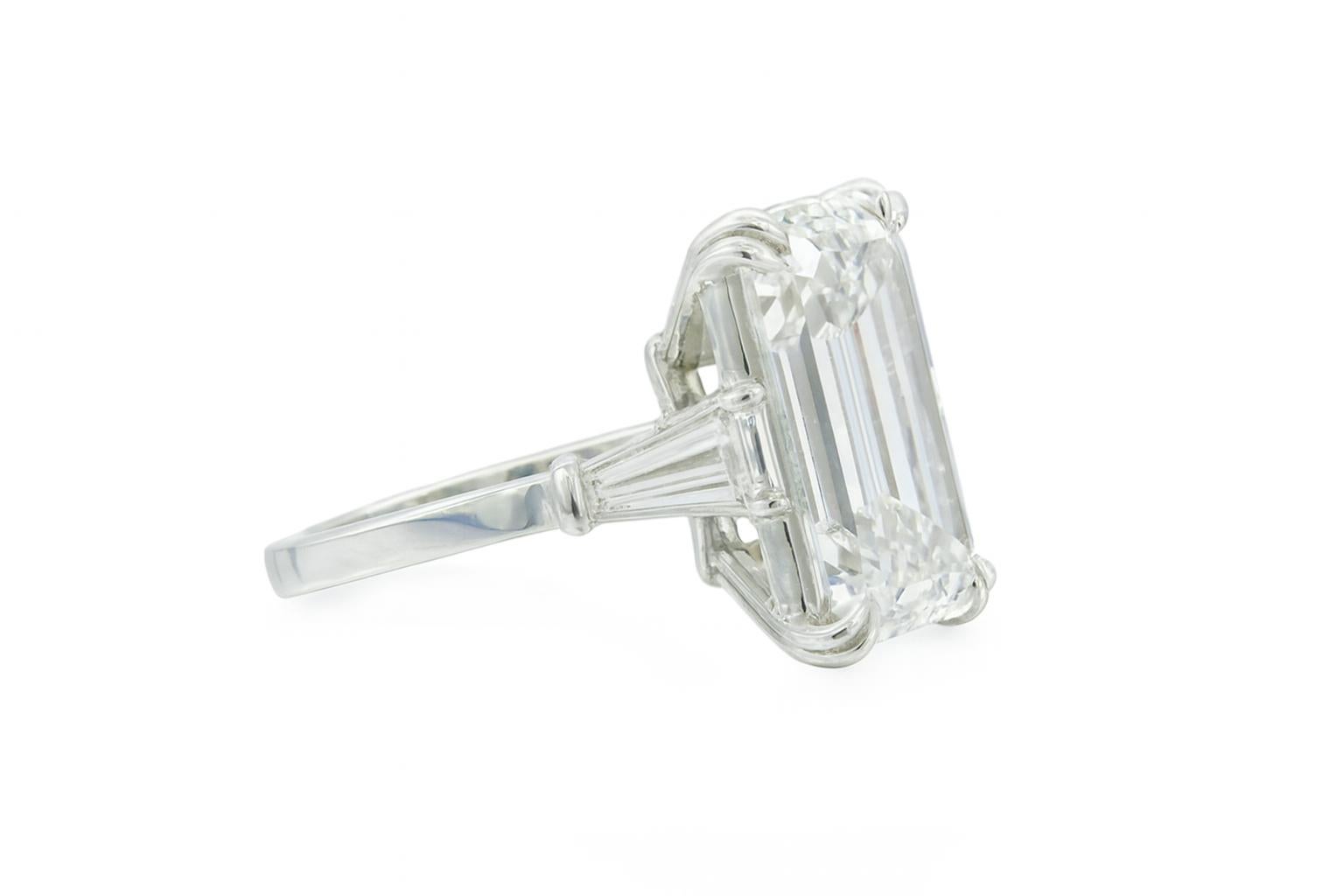 Taille émeraude Bague certifiée GIA avec diamant taille émeraude de 3,01 carats de couleur E et de pureté VVS2 en vente