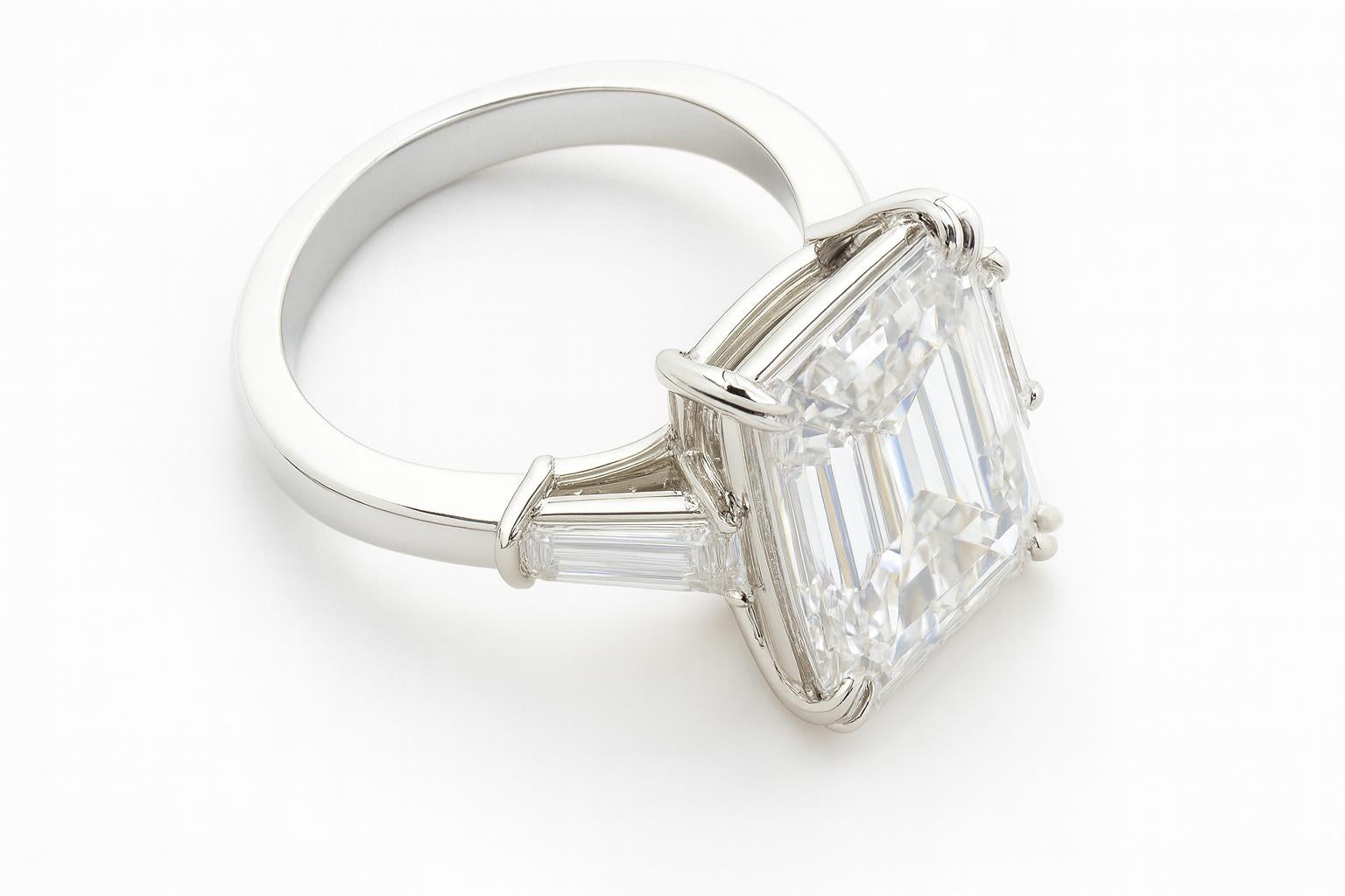 Contemporain Bague certifiée GIA avec diamant taille émeraude de 3,01 carats de couleur E et de pureté VVS2 en vente