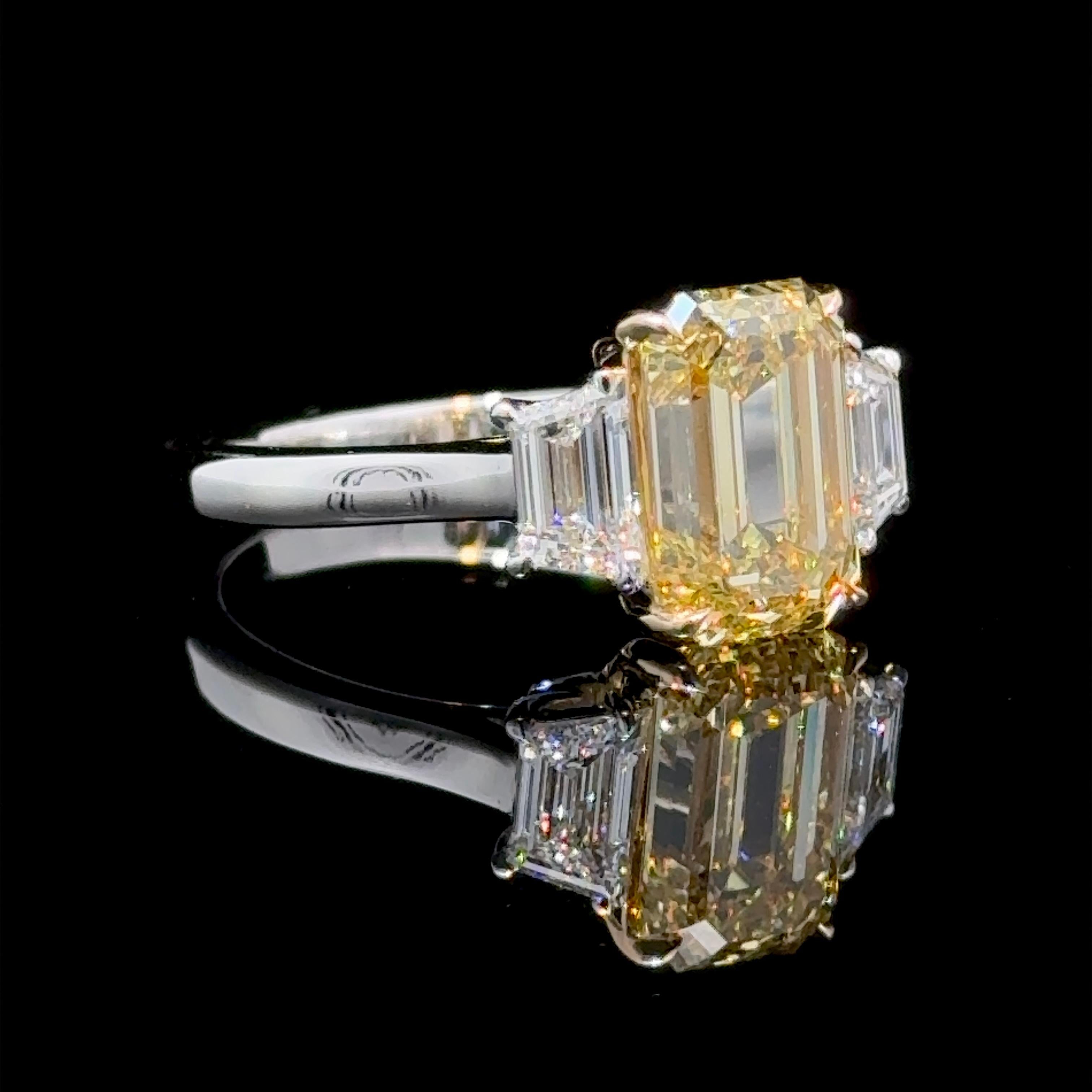 GIA Certificado 3,00 Quilates Corte Esmeralda Diamante Amarillo Intenso Fantasía Anillo de 3 Tres Corte esmeralda en venta