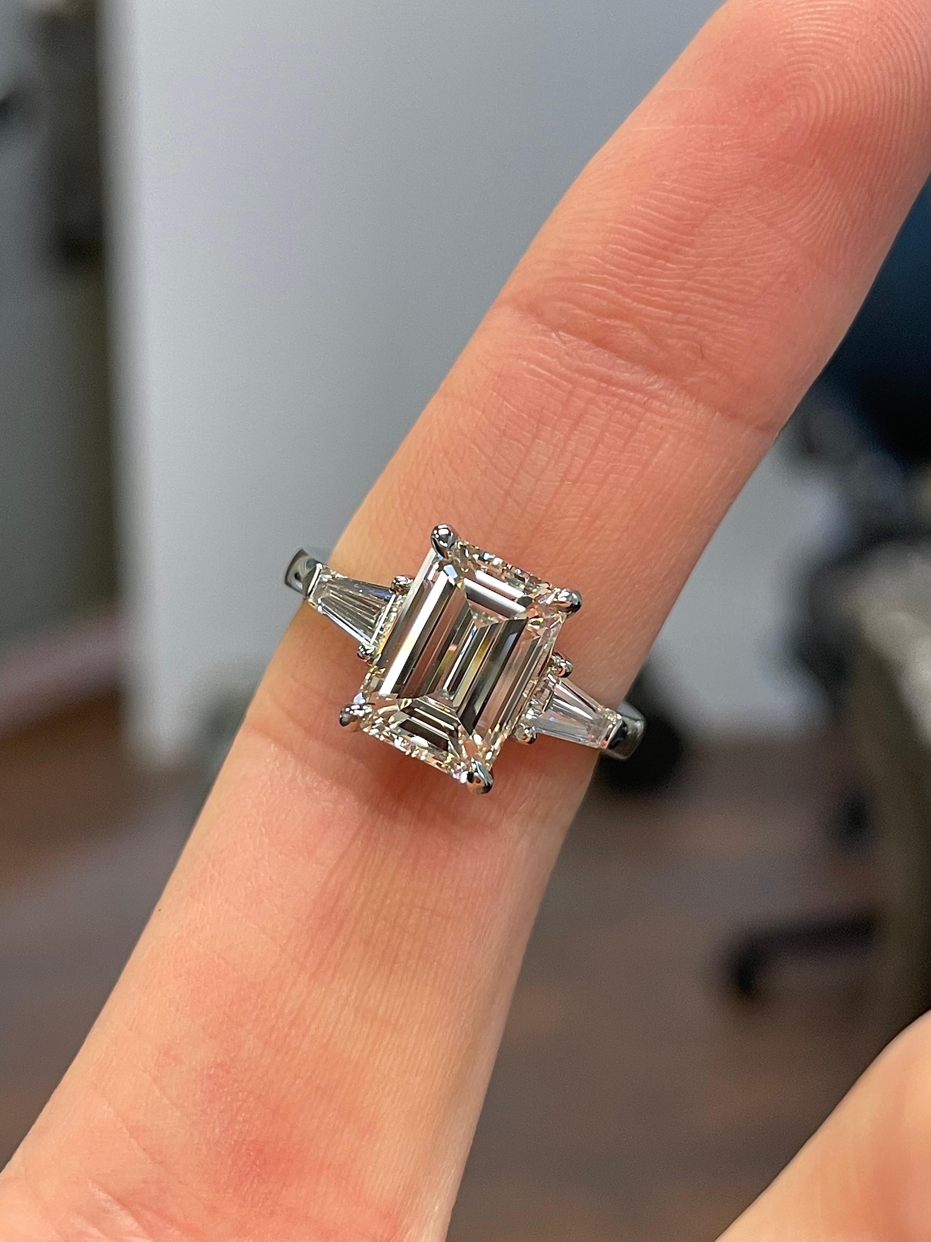Einstellung:
Platin

Mittelstein: GIA-zertifizierter dreiteiliger Ring im Smaragdschliff   
Karat Gewicht: 3.00
Klarheit: VS1
Farbe: H
GIA # 2457061401

Seitensteine: 
Kegelförmiges Baguette 

- •Kostenloser weltweiter Versand
- •Alle natürlichen