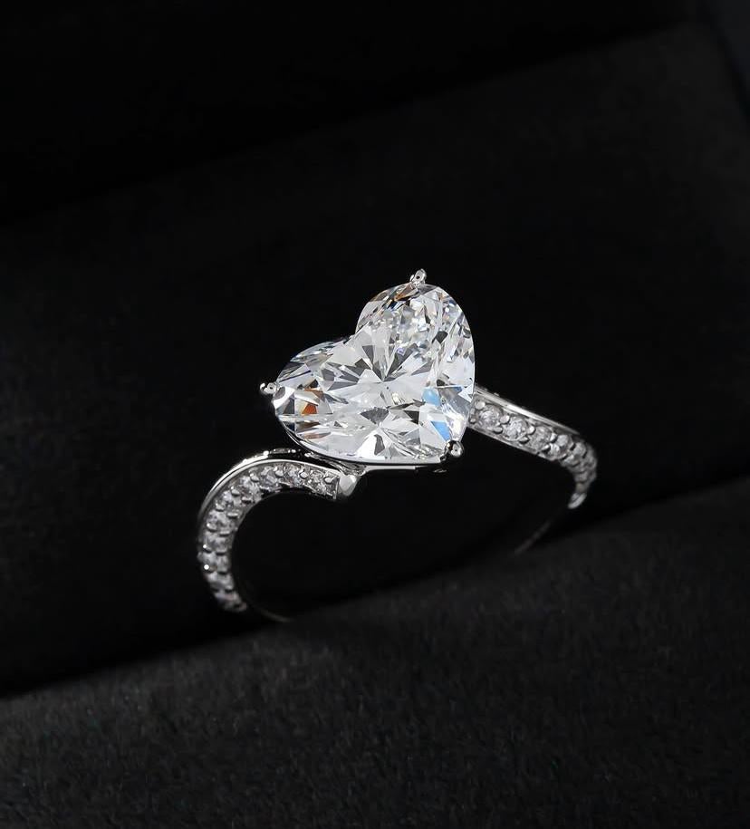 GIA Certified 3.00 Carat F/VS1 Heart Shape Diamond 18K Gold Solitaire Ring In New Condition For Sale In New Delhi, Delhi
