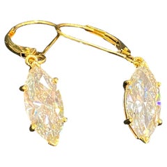 Boucles d'oreilles pendantes en or jaune 18 carats, ornées d'un diamant taille marquise de 3,00 carats, certifié GIA, de couleur F et de pureté VS1