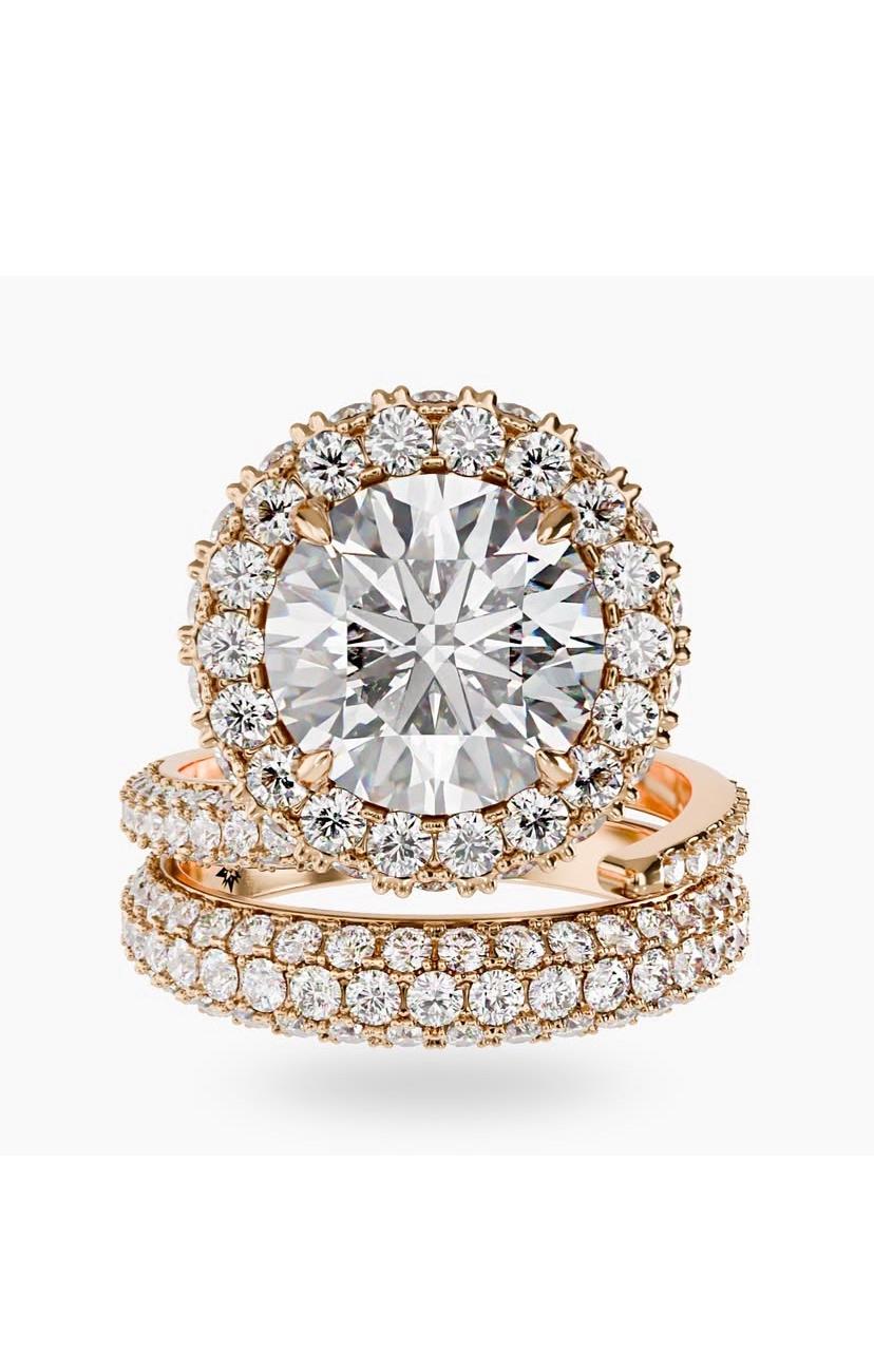 Un altro capolavoro è pronto!
Prova la squisita maestria di questo nuovo anello, dal design particolare.
Ogni singolo diamante è realizzato in modo meticoloso e il livello di raffinatezza è ineguagliabile. Immergiti negli intricati dettagli e