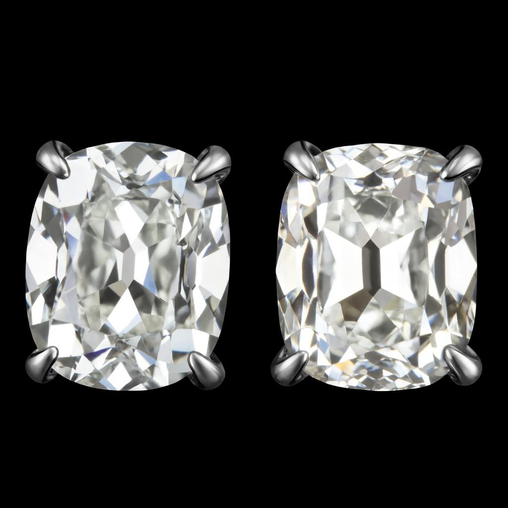 GIA-zertifizierte 3,00 Karat Diamanten im Minenschliff Ohrstecker

Ein atemberaubendes Paar antiker Reproduktionsdiamanten von insgesamt 3,00 Karat, beide GIA-zertifiziert. Diese Steine im begehrten, langgestreckten Kissenbrillant-Schliff strahlen