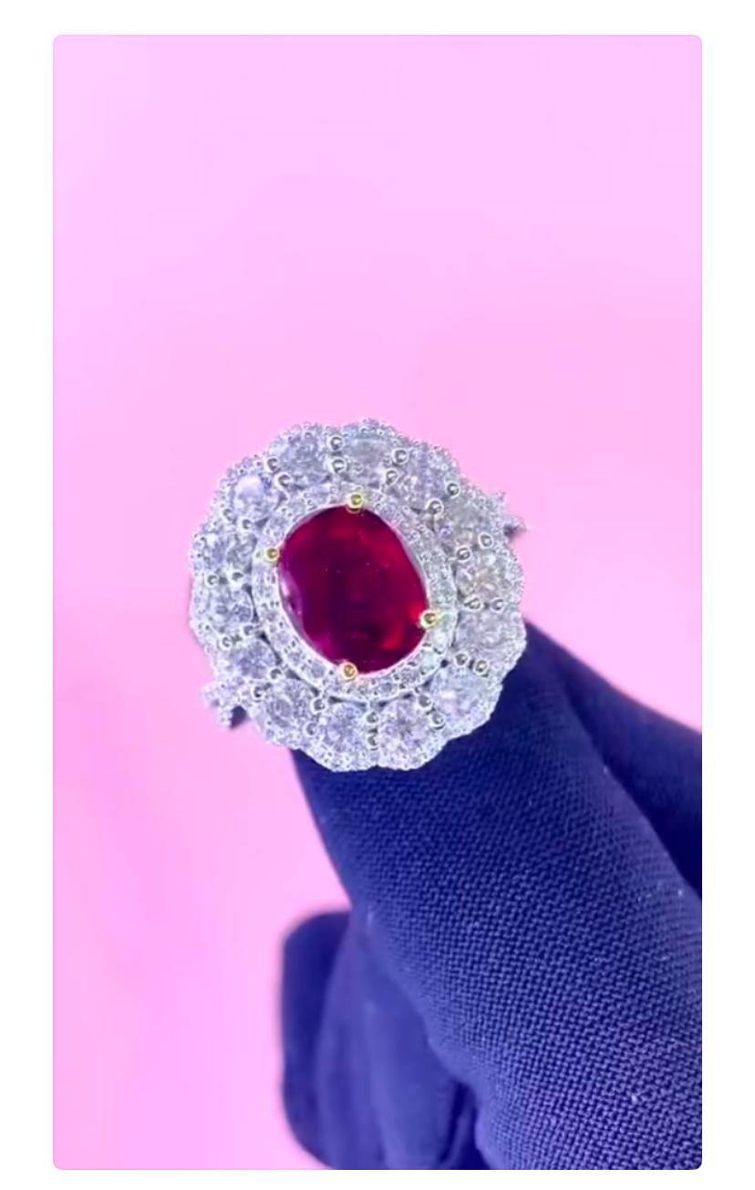 Este exquisito anillo está totalmente engastado en oro de 18 quilates, destacando  la artesanía y la atención al detalle sin parangón. La pieza central es una llamativa y vibrante gema roja, rodeada de deslumbrantes diamantes. Este diseño no sólo