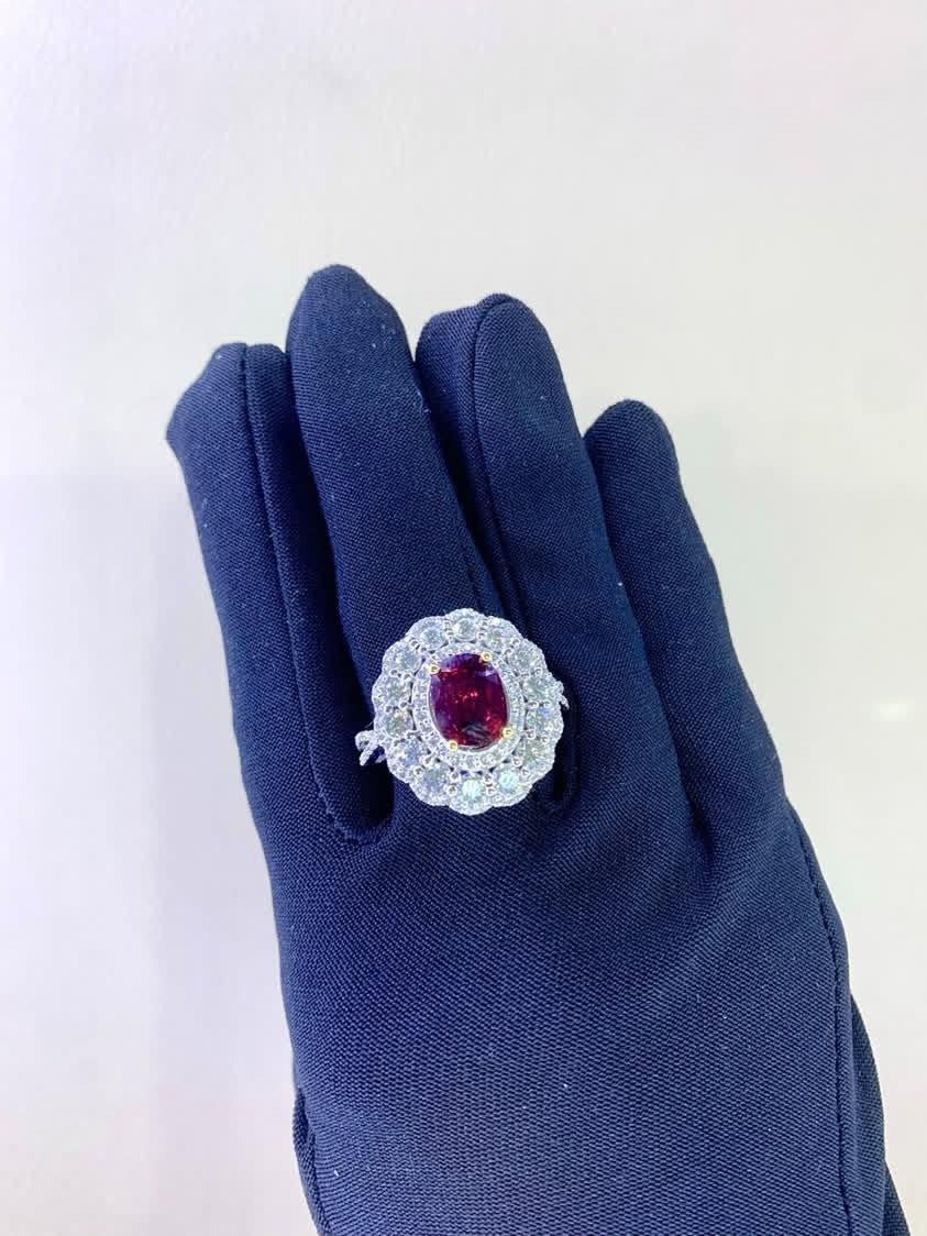 Rubí de Madagascar sin tratar certificado por GIA de 3,00 quilates  Anillo de oro con diamantes de 2,50 qt en venta 2