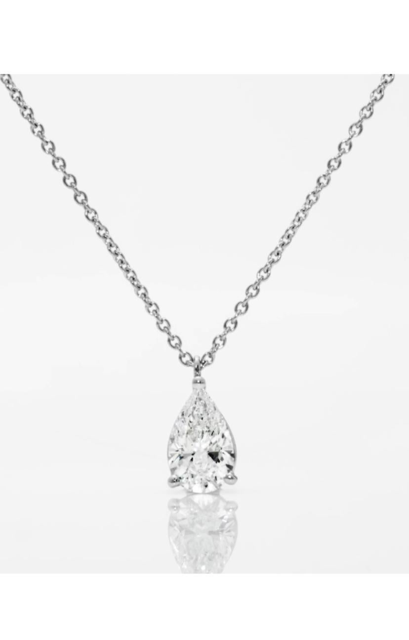 Una squisita collana con ciondolo a forma di diamante, dal design moderno ed essenziale, così elegante e raffinato.
Eleva la tua bellezza senza tempo e aggiungi un tocco di raffinatezza e classe al tuo look.
La splendida collana è realizzata in oro