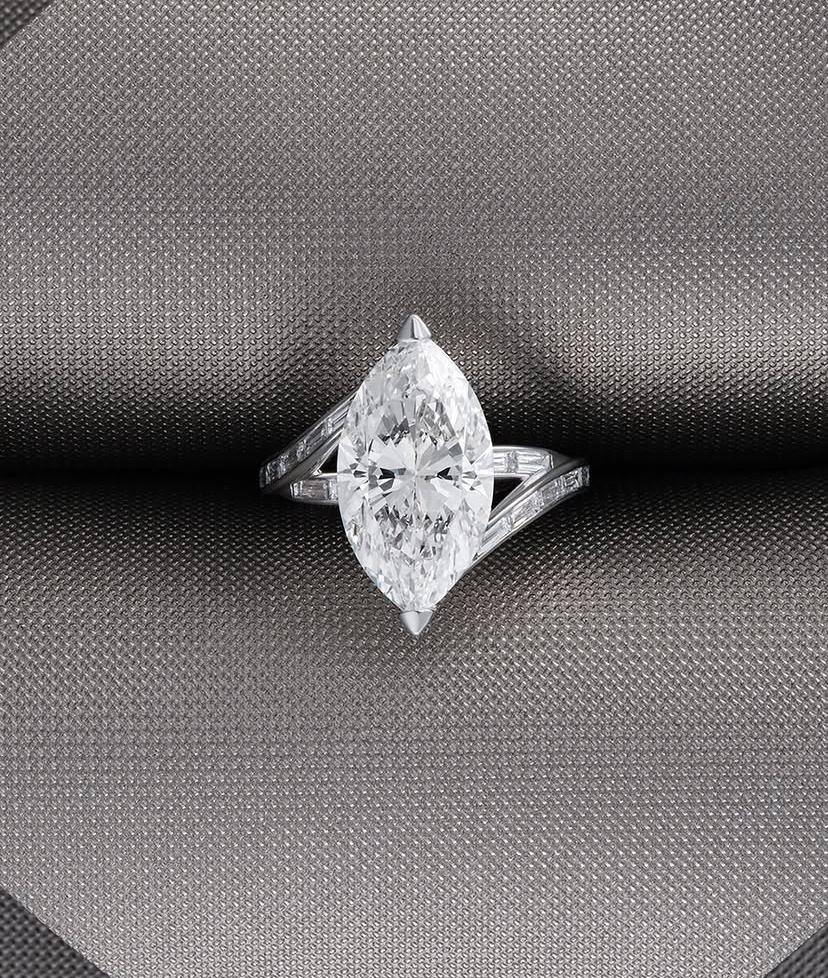 An exquisite Diamond solitaire ring in contemporary design, so elegant and refined style .
Elevate your timeless of beauty and add a touch of luxury and sophistication on yourself.
Magnificent ring come in 18k gold with a lustrous GIA Certified