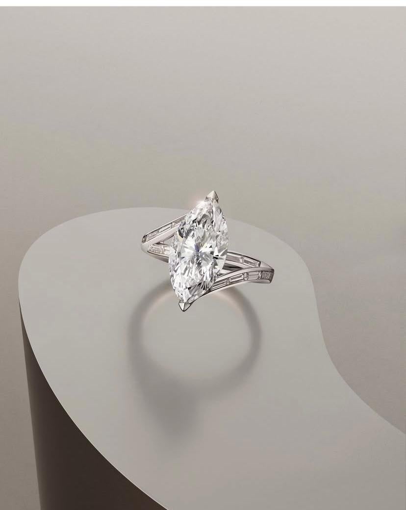 GIA Certified 3.00 Carats D/VS2 Marquise Shape Diamonds 18K Gold Ring In New Condition For Sale In Massafra, IT