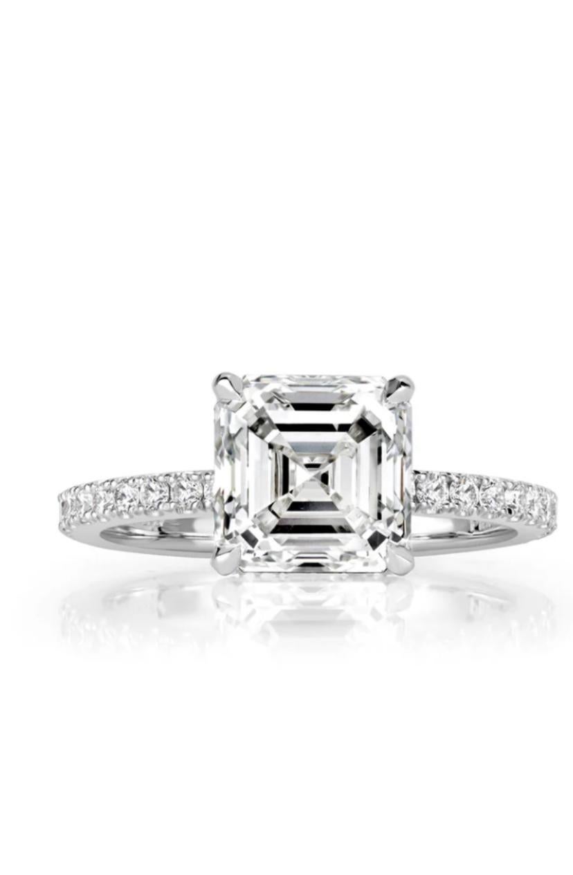 Un exquisito anillo solitario de diamantes con un diseño contemporáneo, tan elegante como refinado.
Una declaración  de opulencia y sofisticación  que llama la atención.
Impresionante anillo de oro de 18 quilates con un lustroso diamante certificado