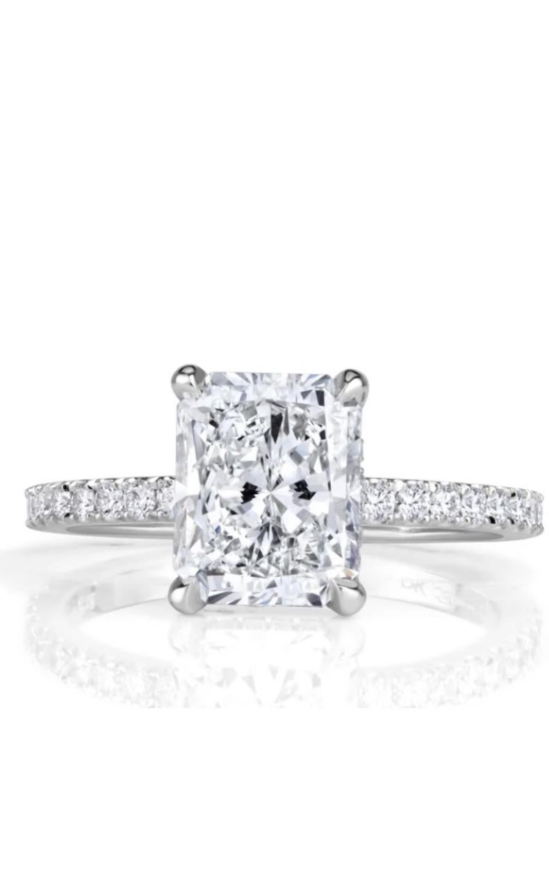 Une exquise bague solitaire en diamant au design essentiel et moderne, au style si élégant et raffiné.
Parer et ajouter une touche de lumière et de sophistication.
Magnifique bague en or 18k sertie d'un brillant diamant certifié GIA de 3,00 carats,