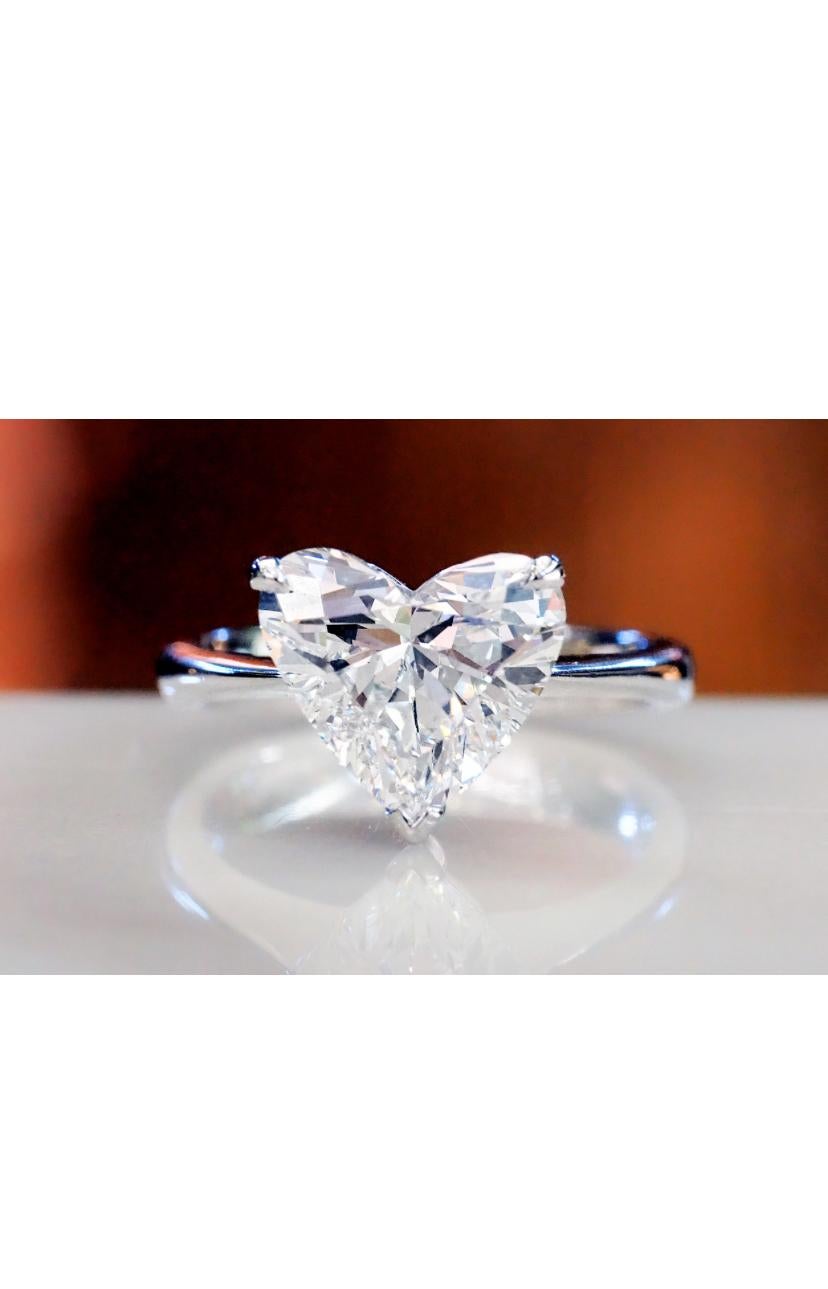Ein exquisiter Diamantring in zeitgenössischem Design, so elegant und raffiniert.
Erhöhen Sie Ihre zeitlose Schönheit und verleihen Sie sich selbst einen Hauch von Klasse und Raffinesse.
Atemberaubende Ring kommen in 18k Gold mit einem glänzenden