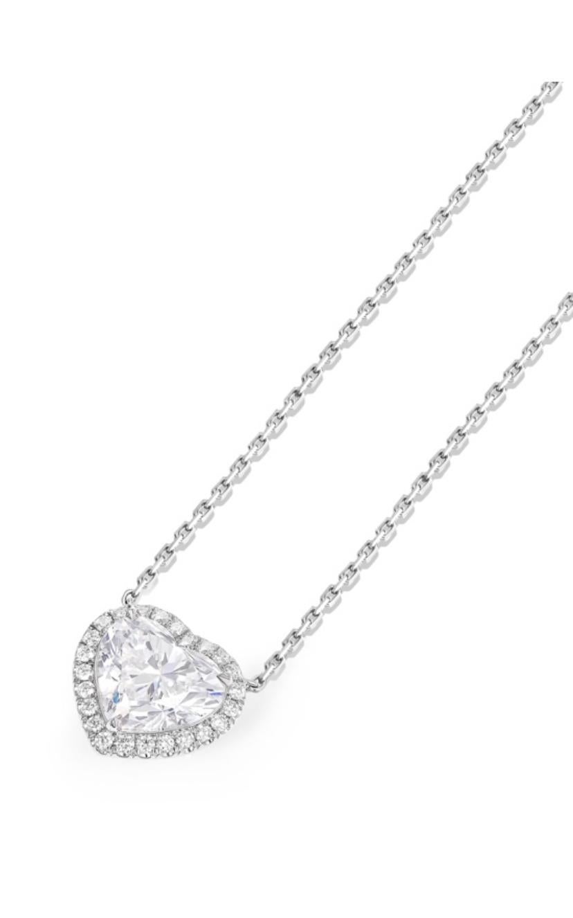 An exquisite refined design, perfect for addicted of heart cut diamonds, so elegant and minimalist style.
Necklace come in 18K gold with a GIA certified Natural Diamond in perfect heart cut , of 3,00 carats, H color SI1 clarity, so bright, and all
