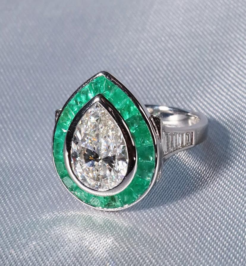 Ein exquisiter Solitärring in zeitgenössischem Design, so elegant und raffiniert gestaltet.
Erhöhen Sie Ihre zeitlose Schönheit und verleihen Sie sich selbst einen Hauch von Klasse und Raffinesse.
Atemberaubende Ring kommen in 18k Gold mit