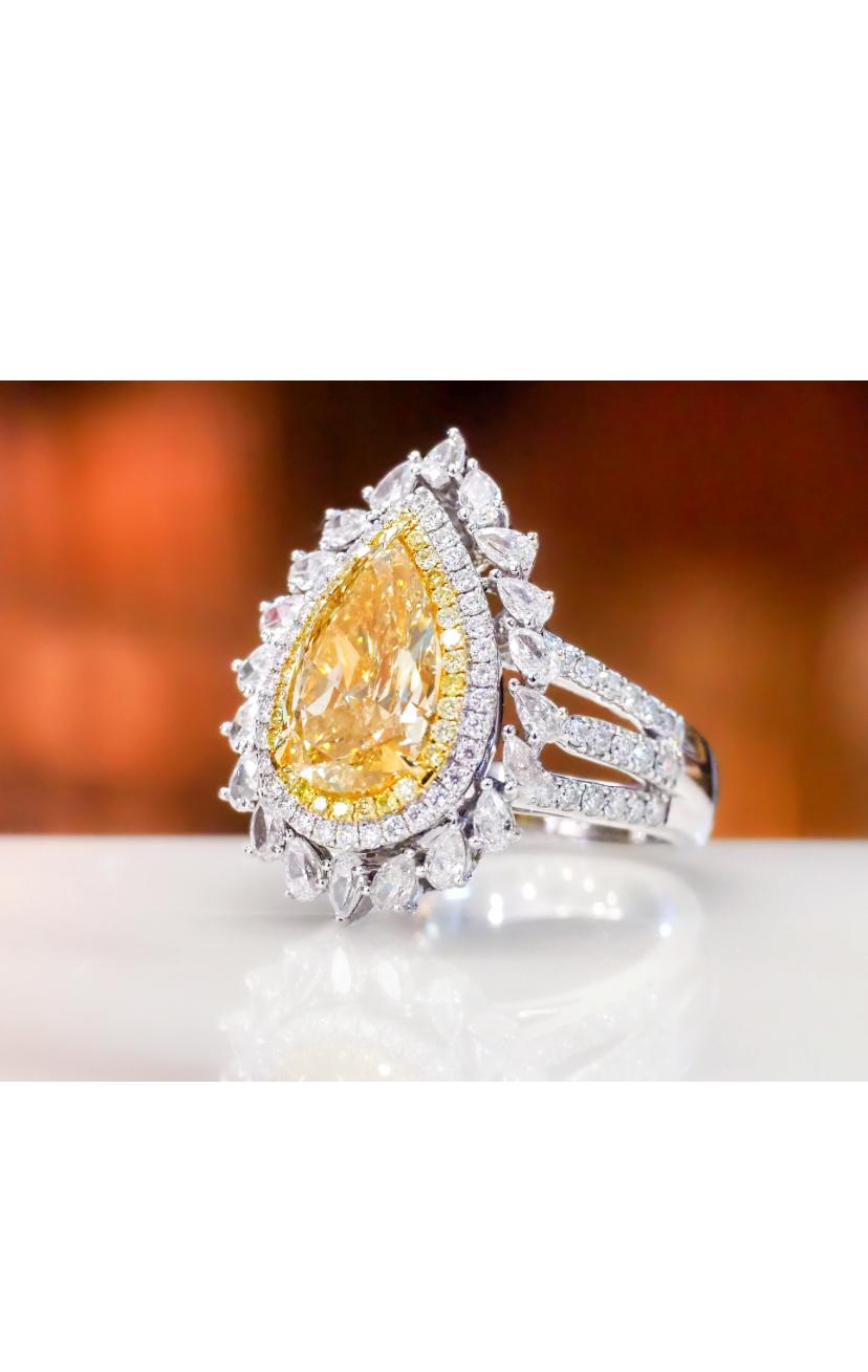 Taglio a goccia GIA Certified 3.00 Carats Pear Shape Fancy Diamond 18K Gold Solitaire Ring in vendita