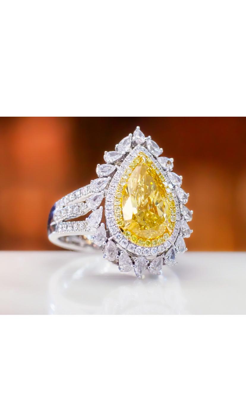 GIA Certified 3.00 Carats Pear Shape Fancy Diamond 18K Gold Solitaire Ring In condizioni Nuovo in vendita a Massafra, IT