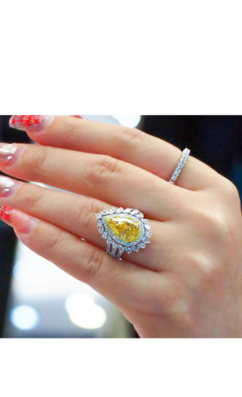 Donna GIA Certified 3.00 Carats Pear Shape Fancy Diamond 18K Gold Solitaire Ring in vendita