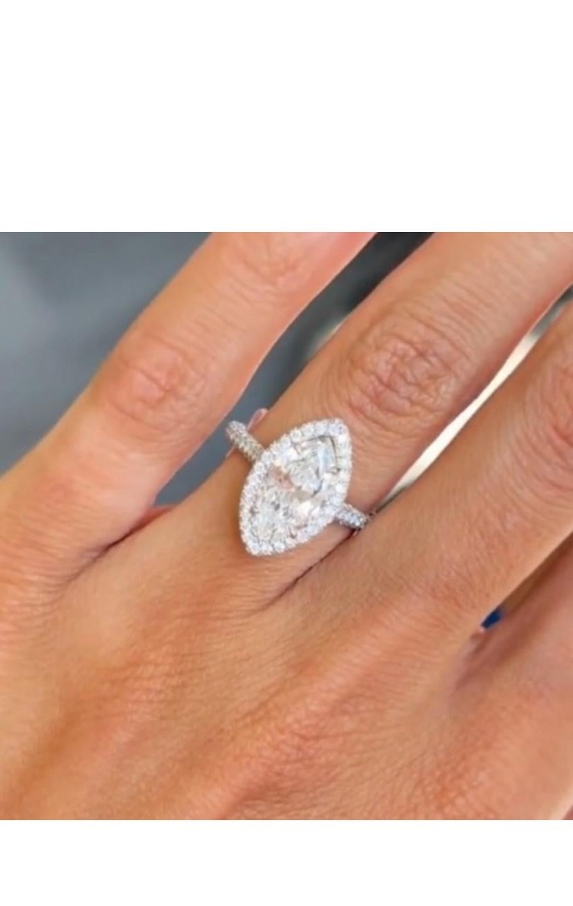 GIA Certified 3.00 Ct D/VS2 Diamante a forma di marquise Anello solitario in oro 18K In condizioni Nuovo in vendita a Massafra, IT