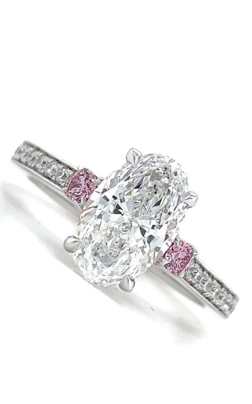 *✨ Rare Elegance with a Touch of Pink ✨* (Elégance rare avec une touche de rose)

💍 Bague en diamant naturel de forme ovale de 3,00 carats
D Couleur  VVS1 Clarté  Certifié GIA
Serti en or blanc 18 carats
✨ Accentué avec des diamants roses