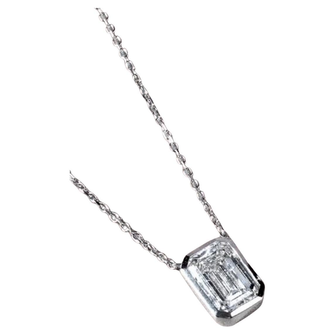 GIA Certified 3.00 Ct E/VVS1 Emerald Shape Diamonds Ciondolo in oro 18K in vendita